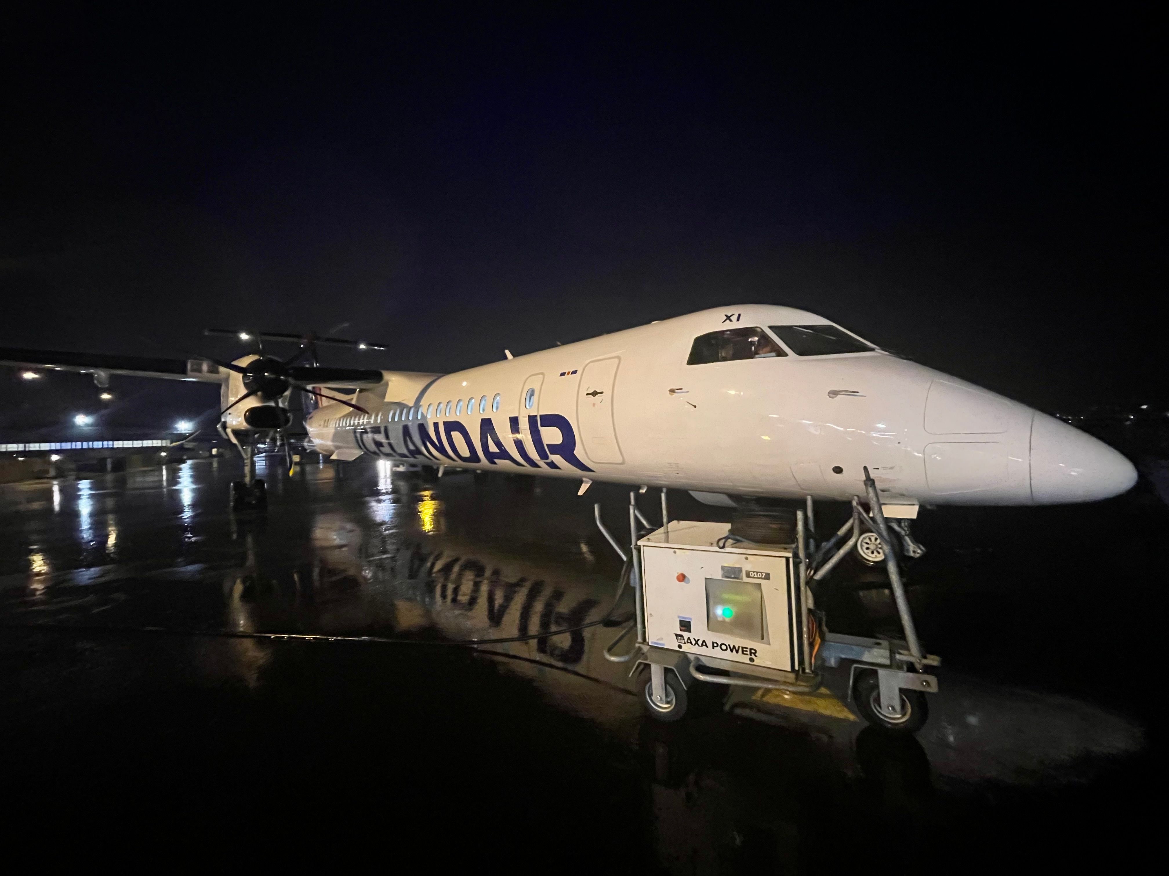 Icelandair Dash 8 Reykjavik Close