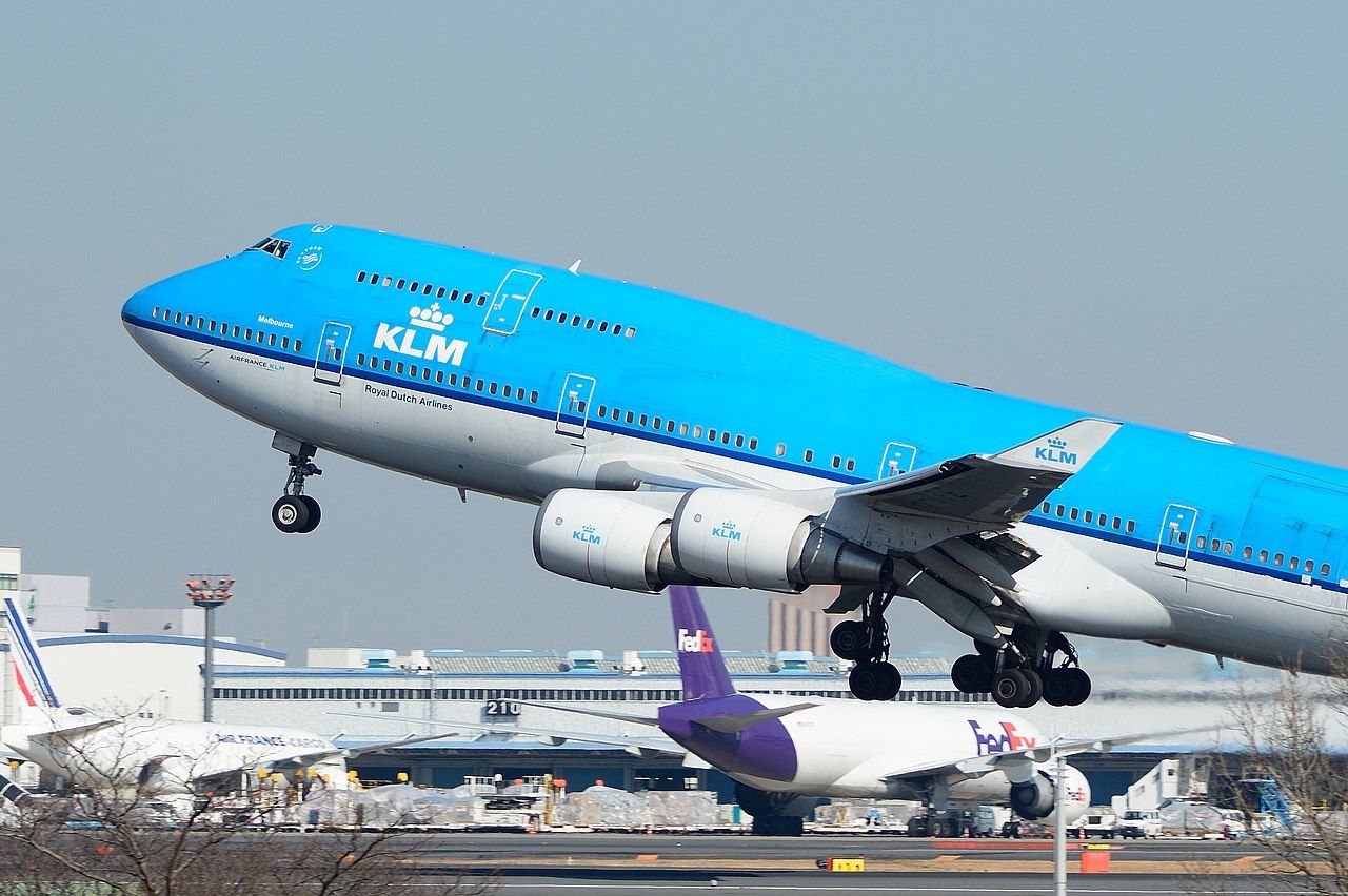 KLM_Royal_Dutch_Airlines,_Boeing_747-400,_PH-BFE_-_NRT