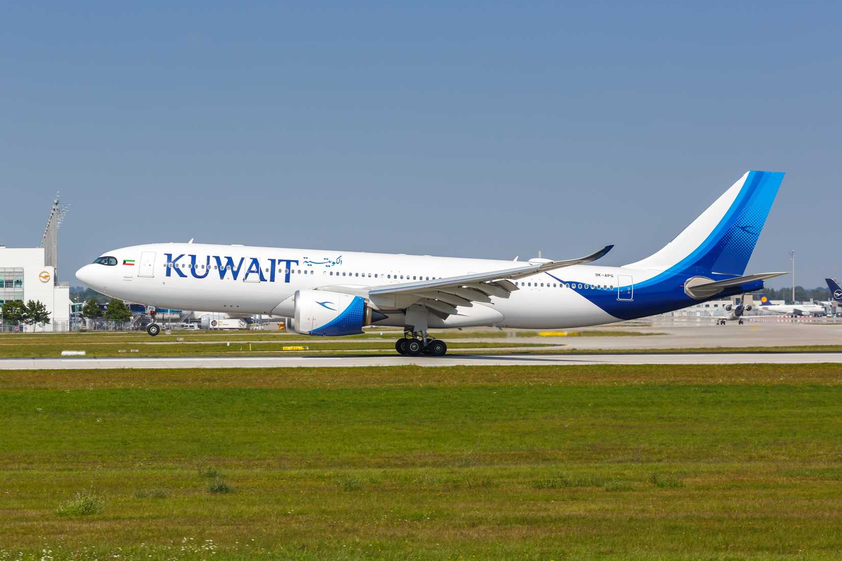 Kuwait Airways A330-800 landing