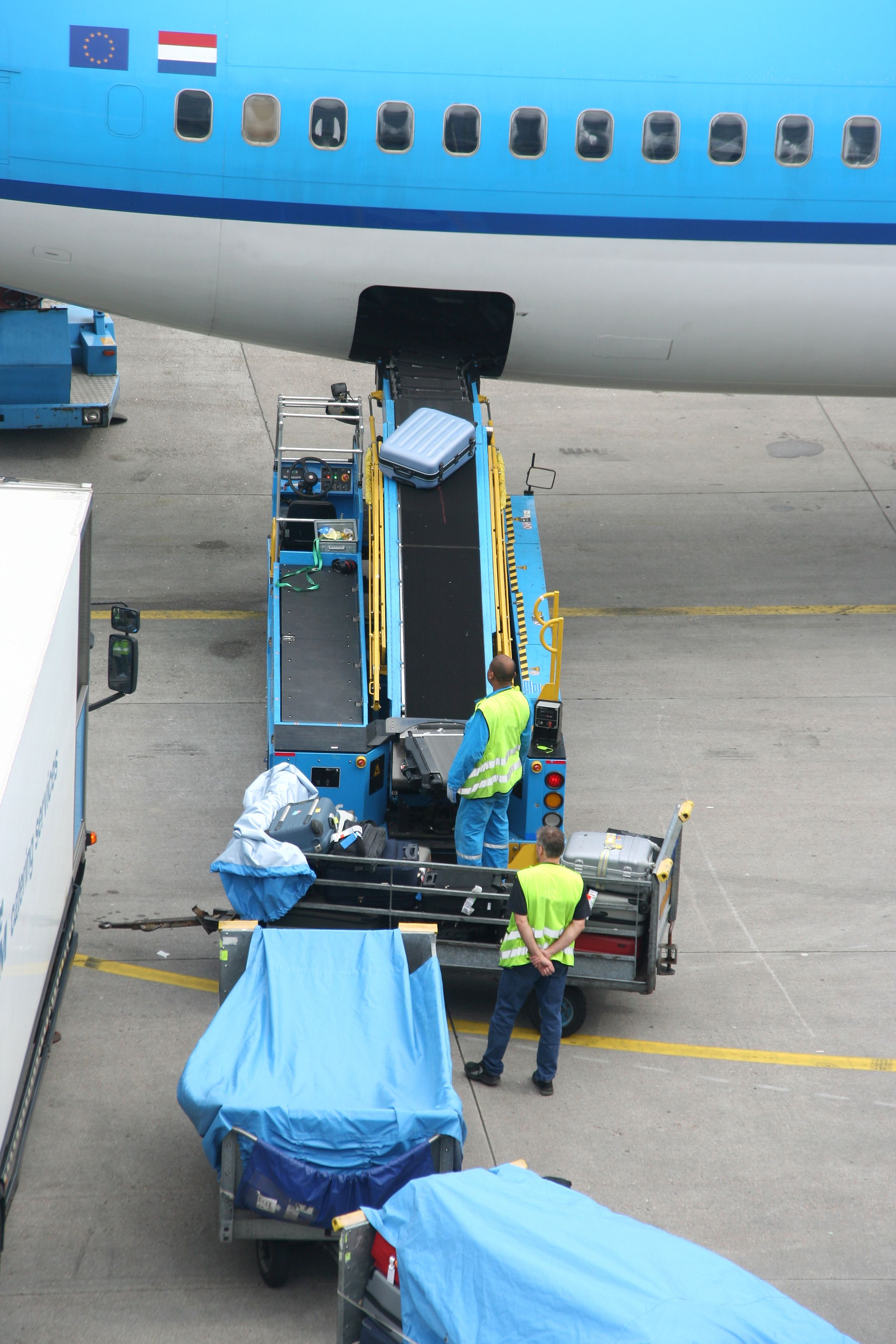 KLM baggage handlers unloading aircraft