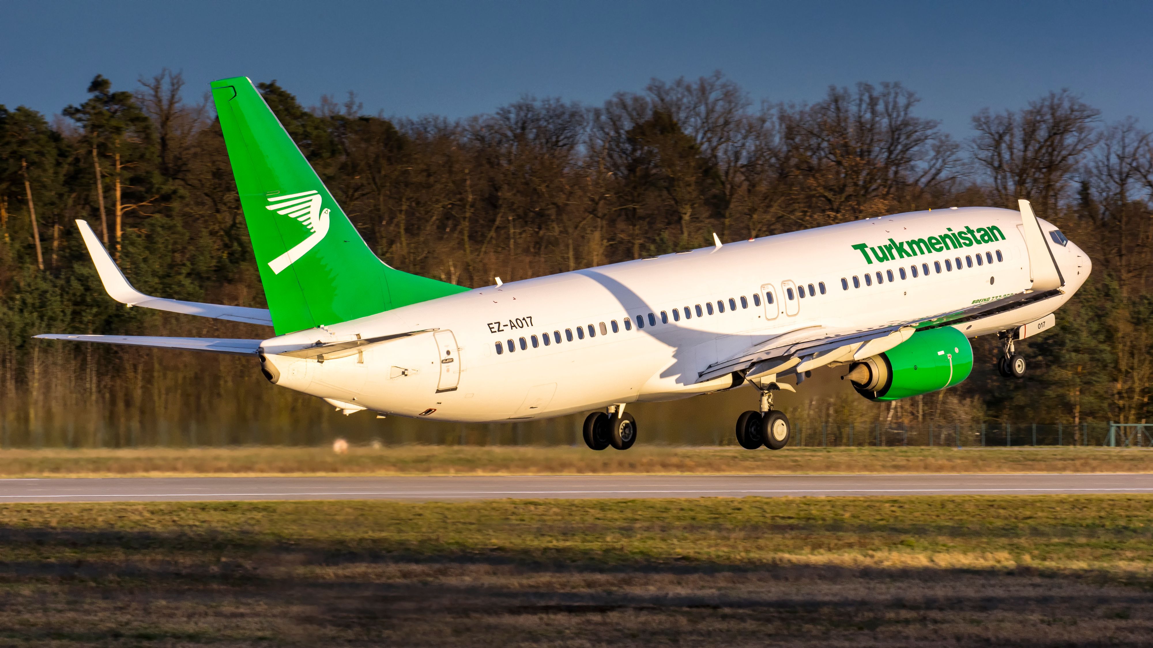 Turkmenistan Airlines Boeing 737