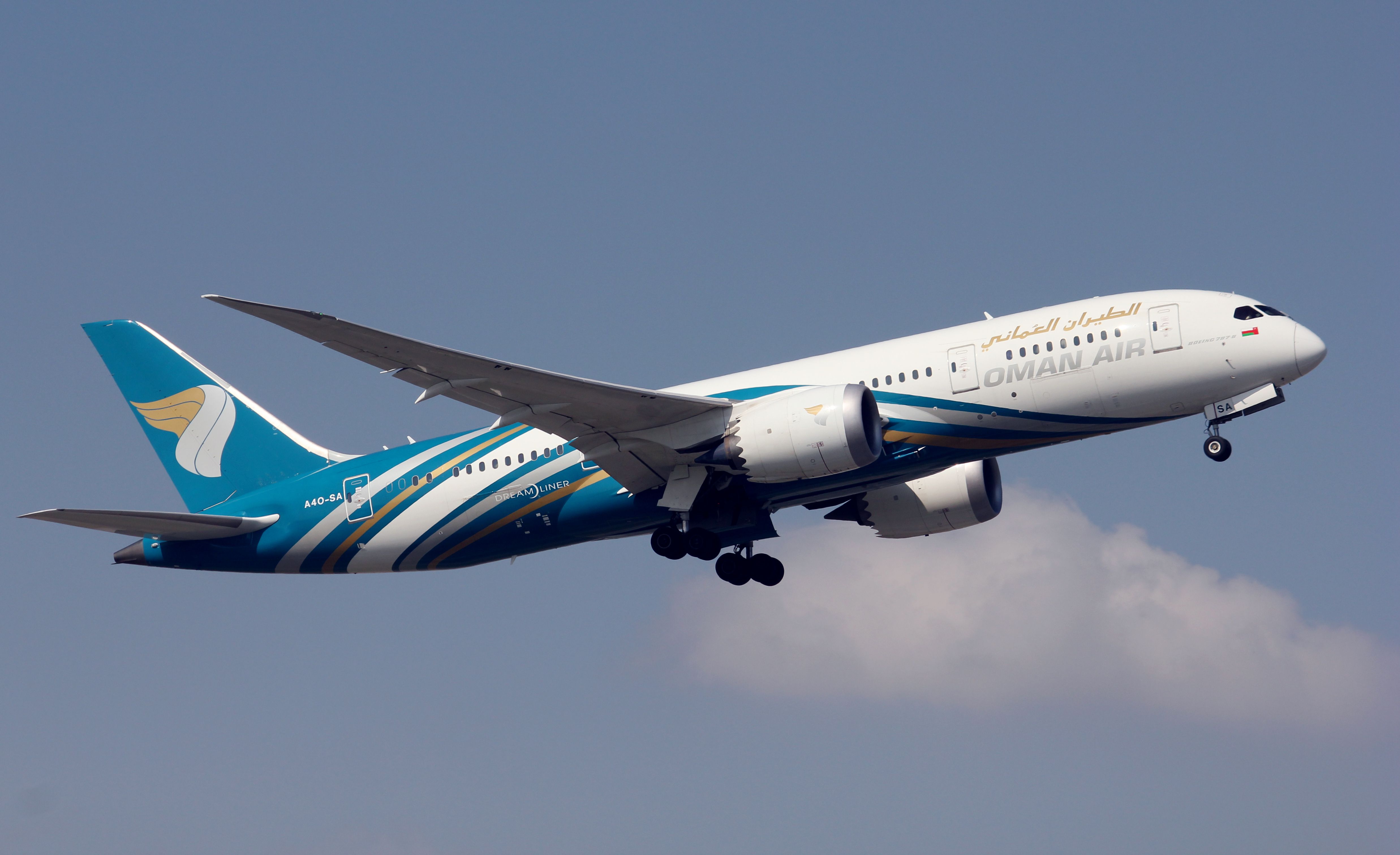 Oman Air 787 Dreamliner landing