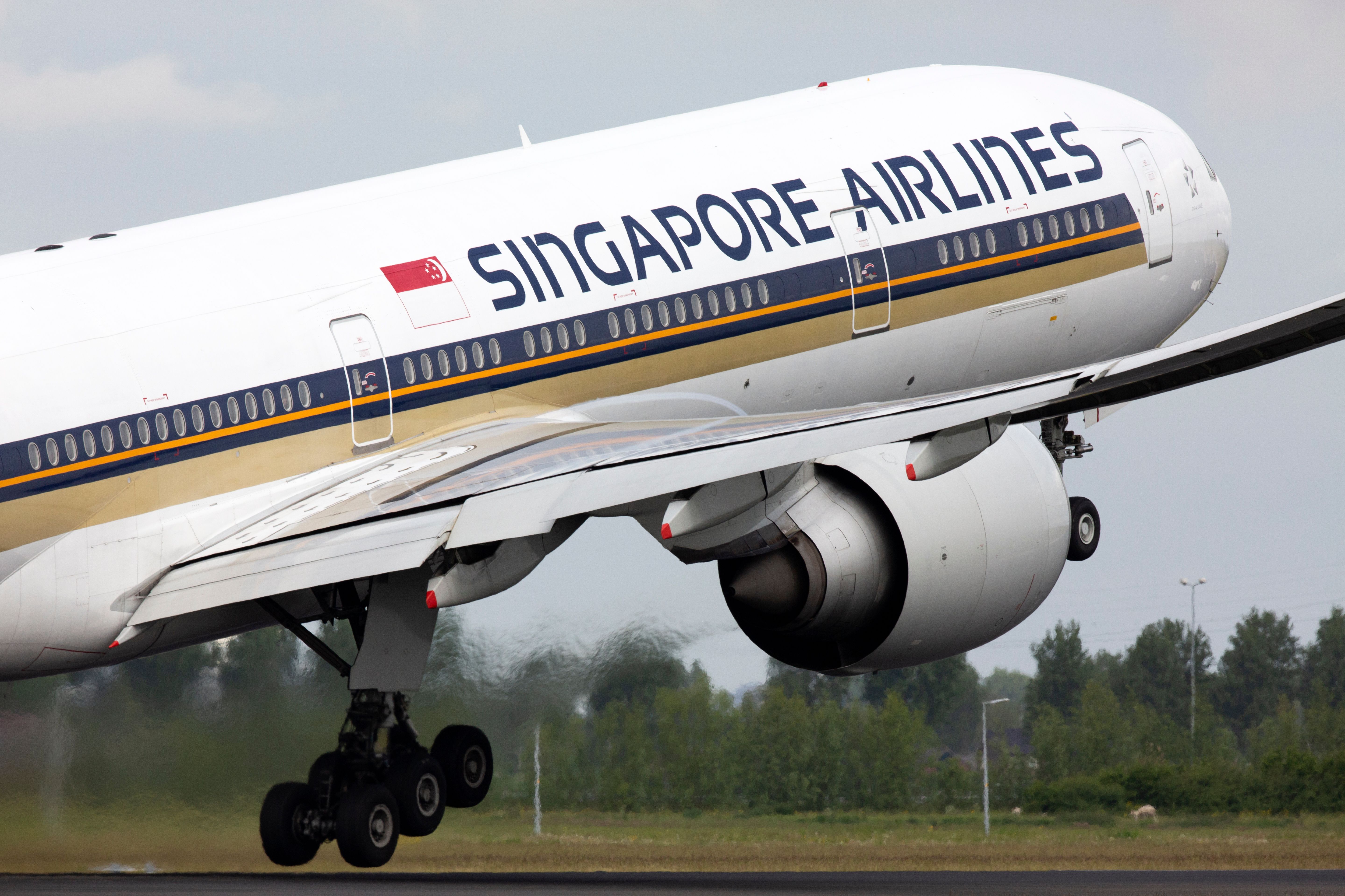 Singapore Airlines Boeing 777-300ER taking off