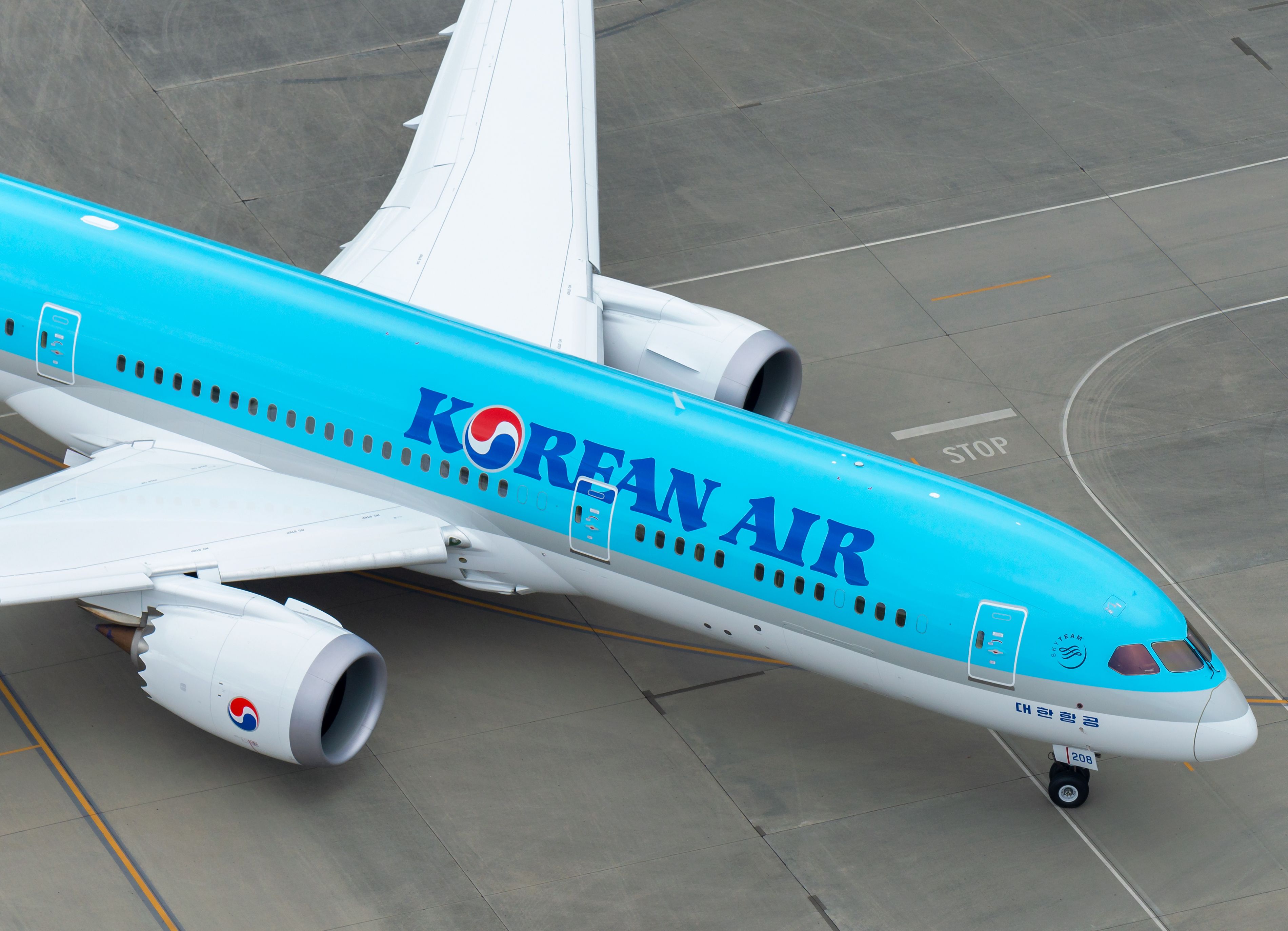 Korean Air 787 on the airport apron.