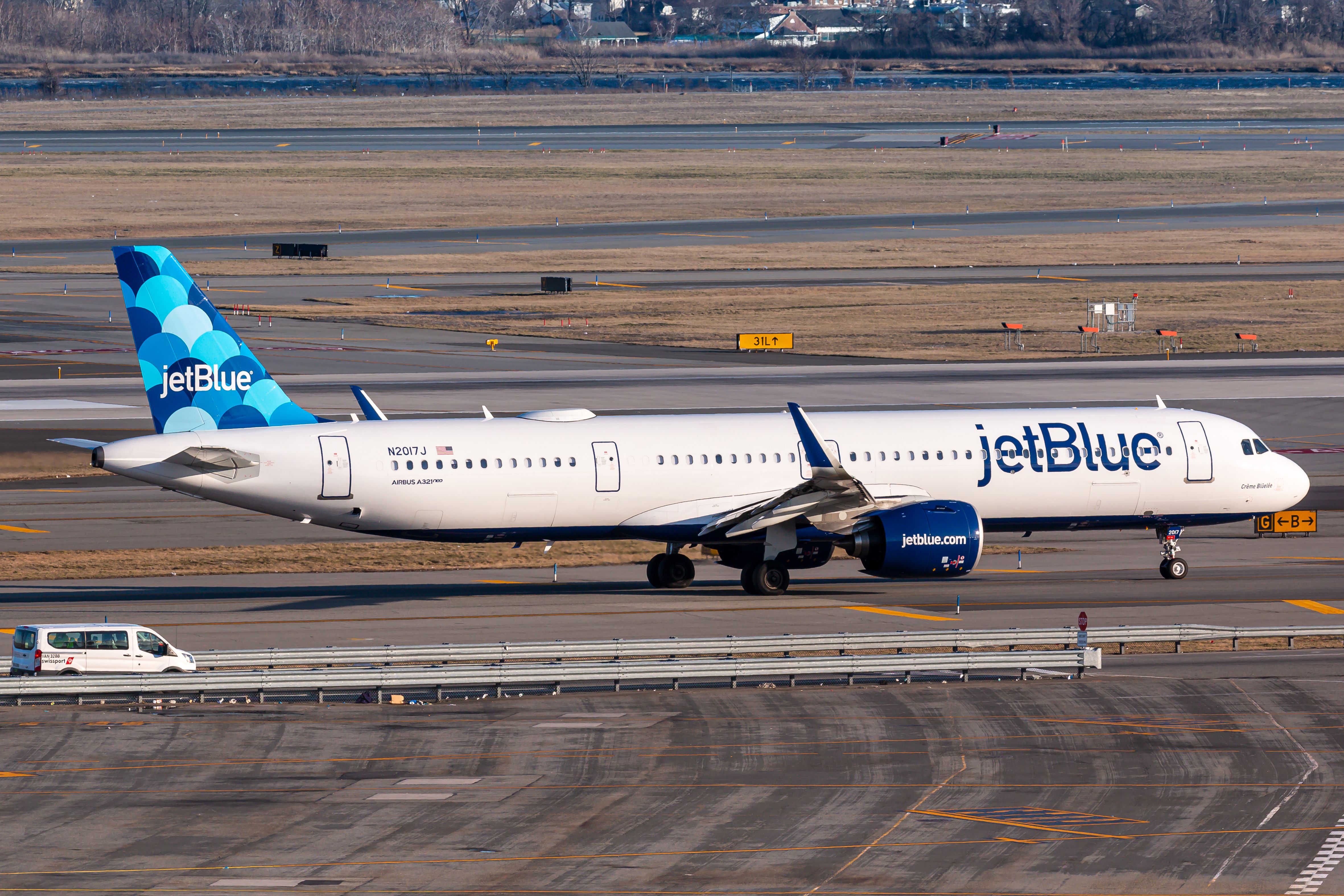 JetBlue A321neo aircraft on taxiway