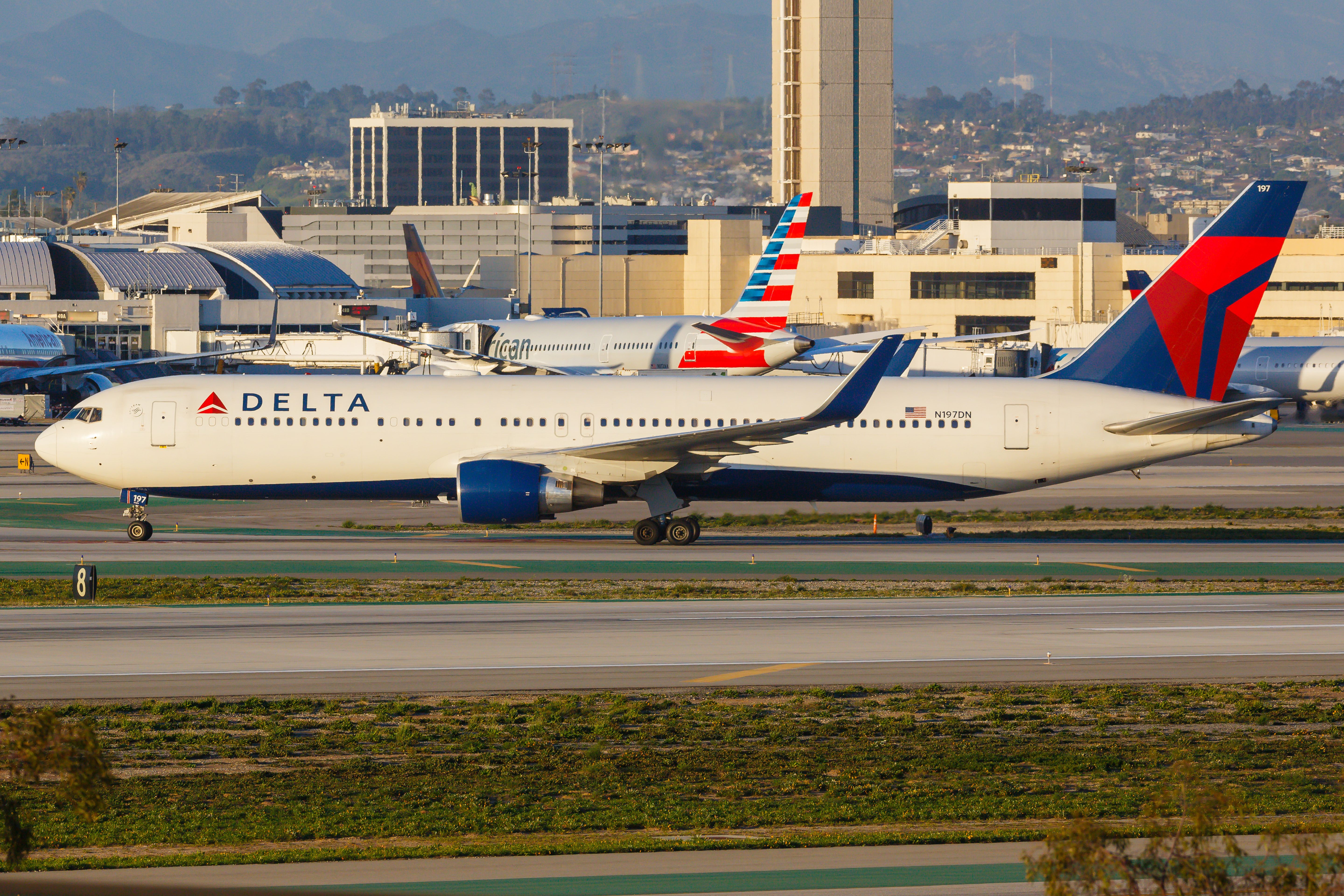 Delta Airlines Boeing 767-300 | N197DN