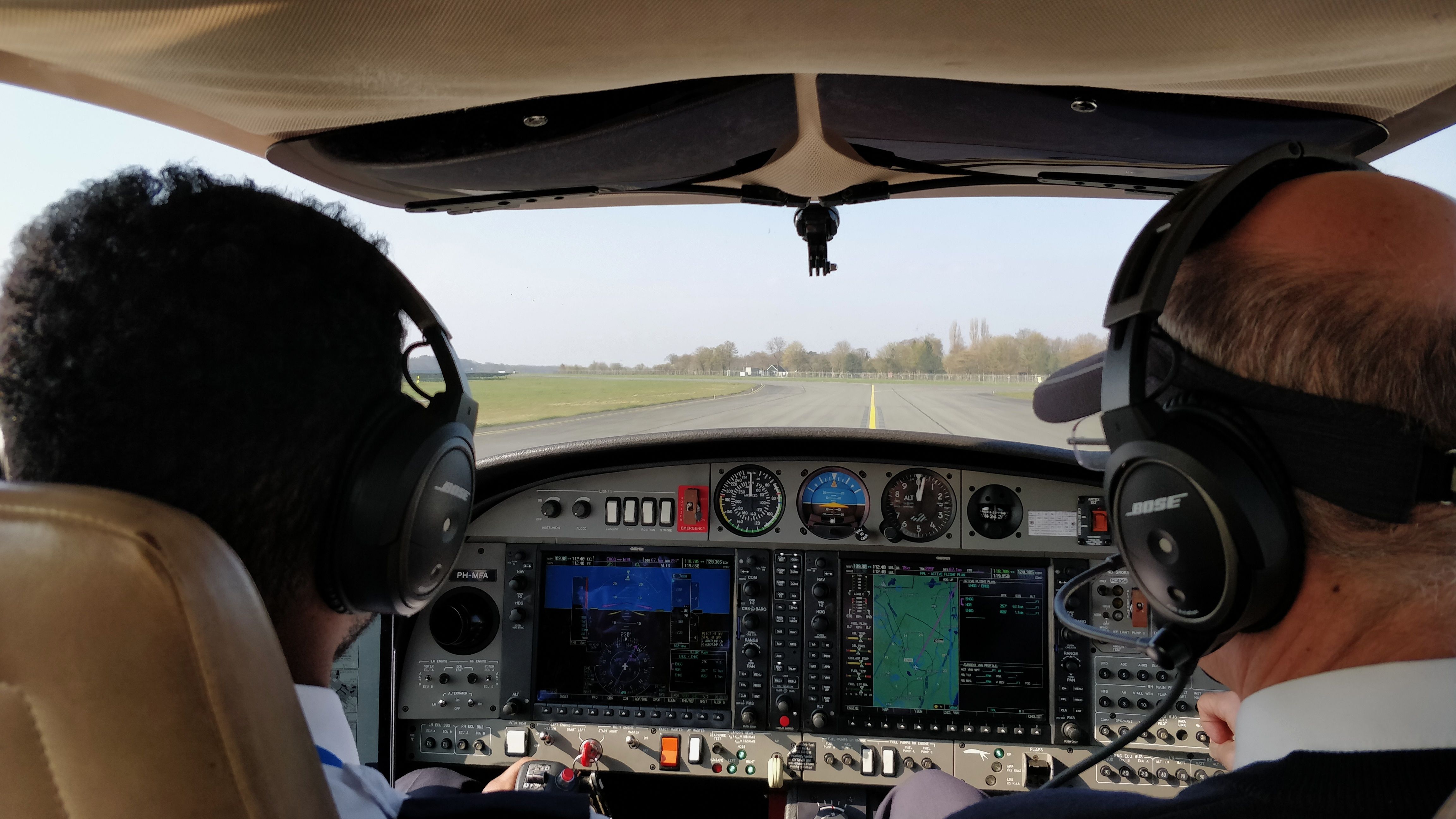 An instructor and student sporting Bose A20 headsets in a Diamond DA42 light twin.