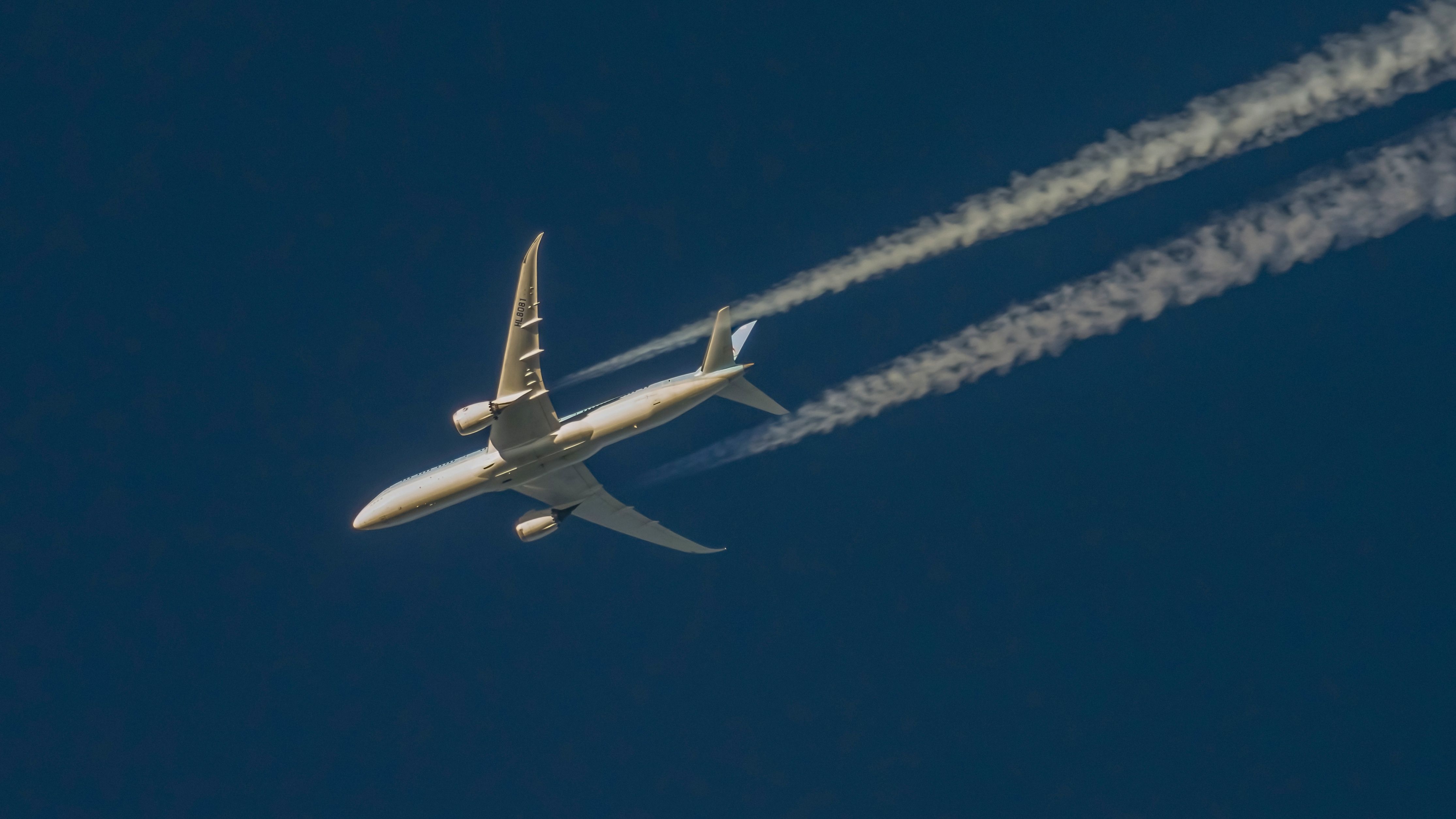 A Boeing 787 leaving contrails behind it.