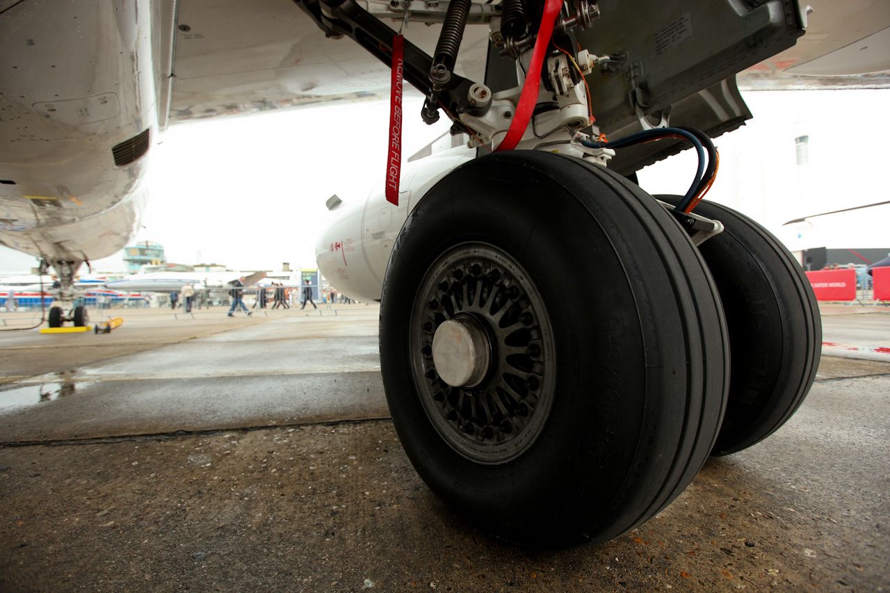 Sukhoi Superjet 100 Landing Gear 