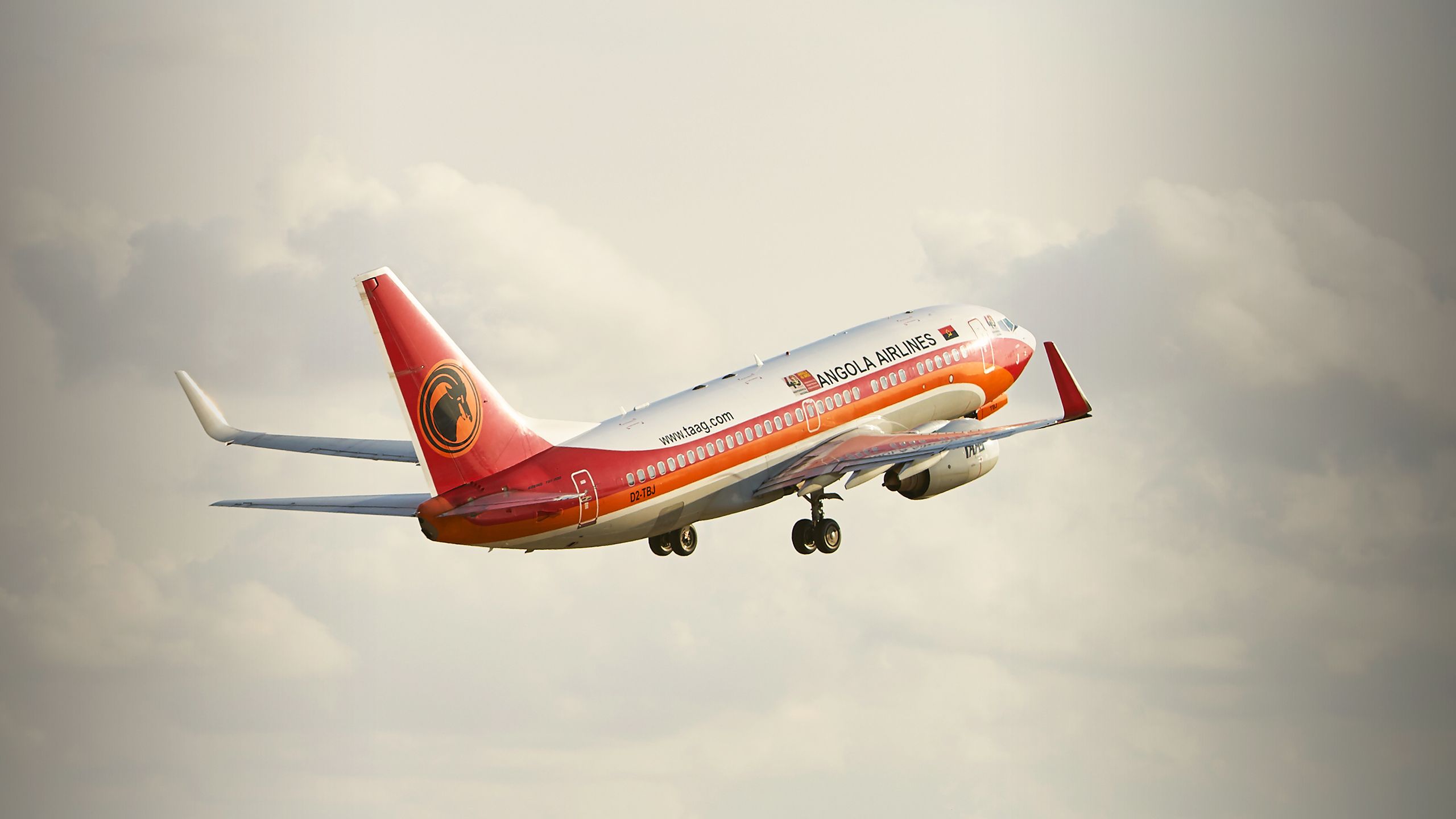 TAAG Angola Airlines Boeing 737-700