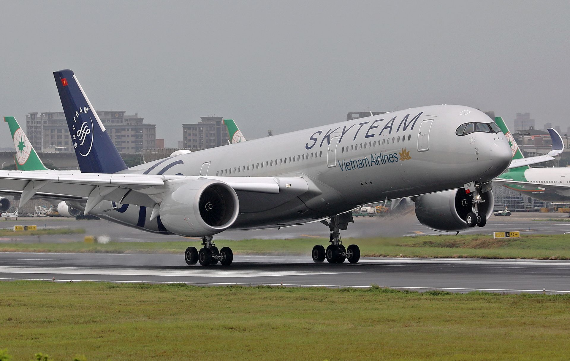 Vietnam Airlines Airbus A350-941 | VN-A897 - SkyTeam livery