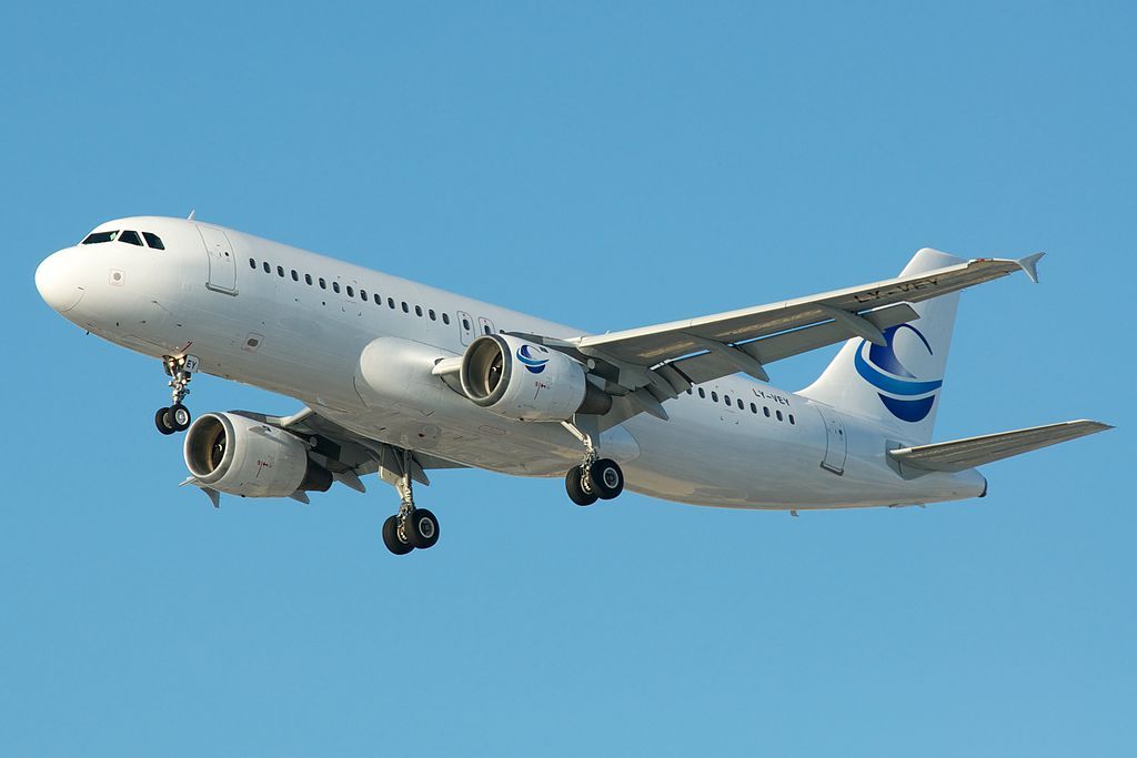 1024px-Avion_Express_Airbus_A320_LY-VEY_(6705403435)_(2)