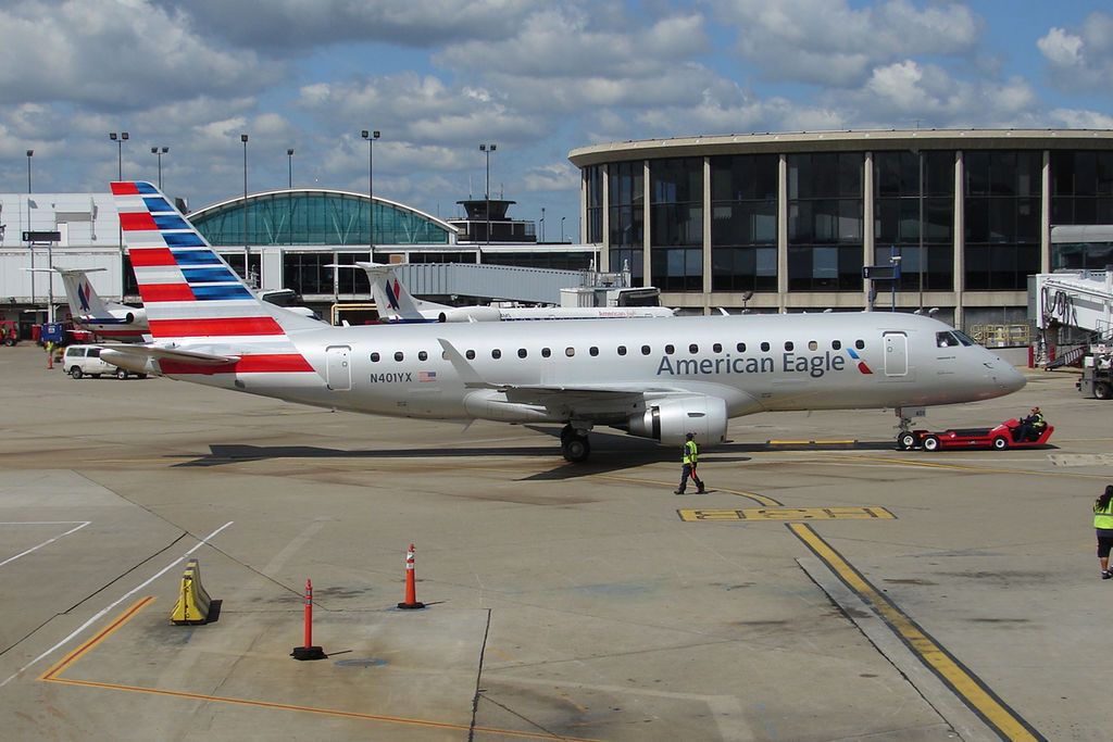 1024px-Republic_Airways_E175_(N401YX)_(9510875952) (1)