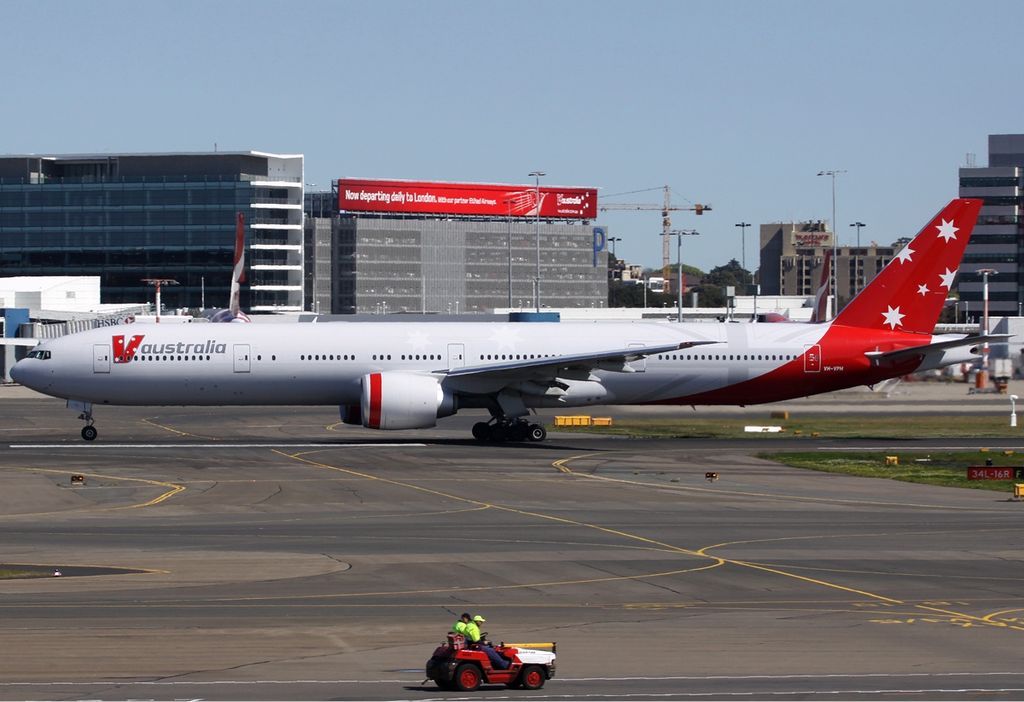 1024px-V_Australia_Boeing_777-300ER_Spijkers
