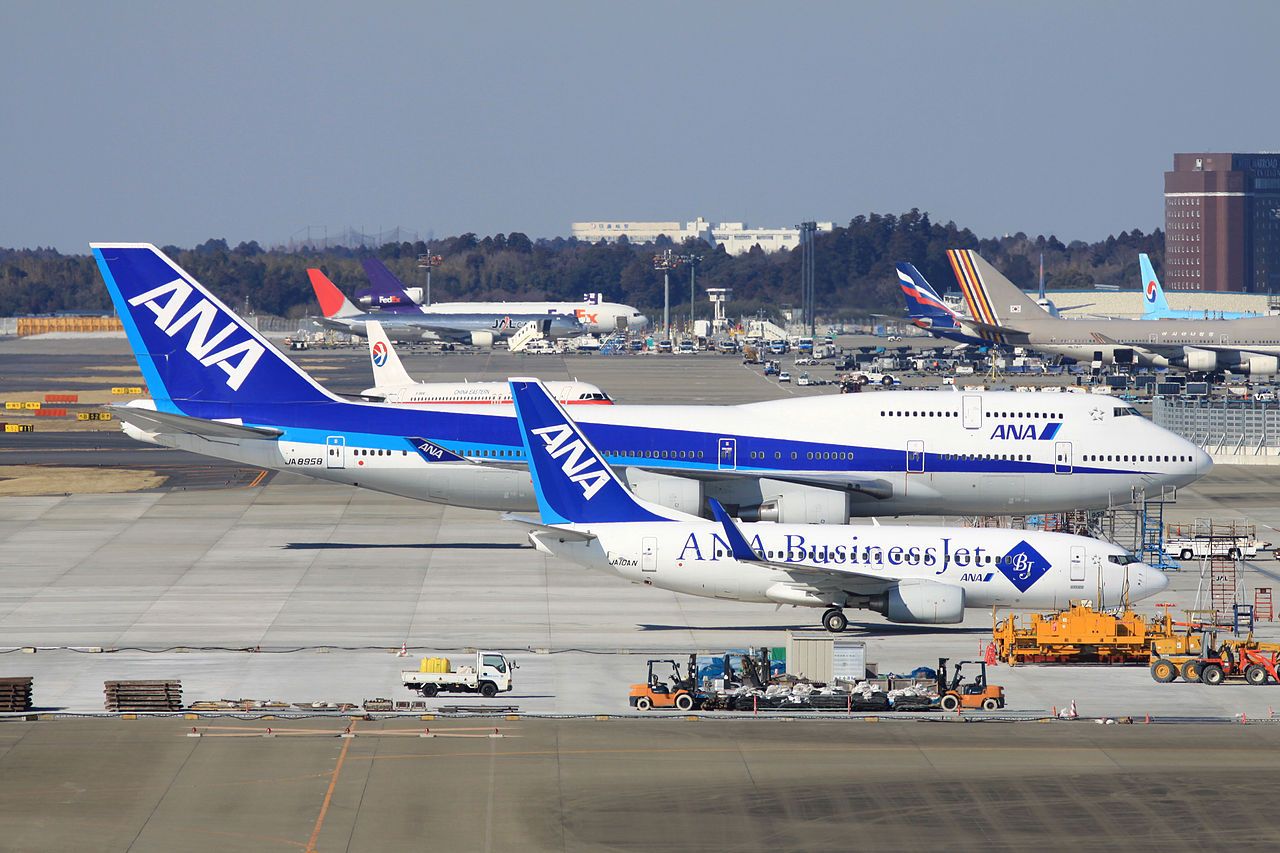 747 and 737 side by side