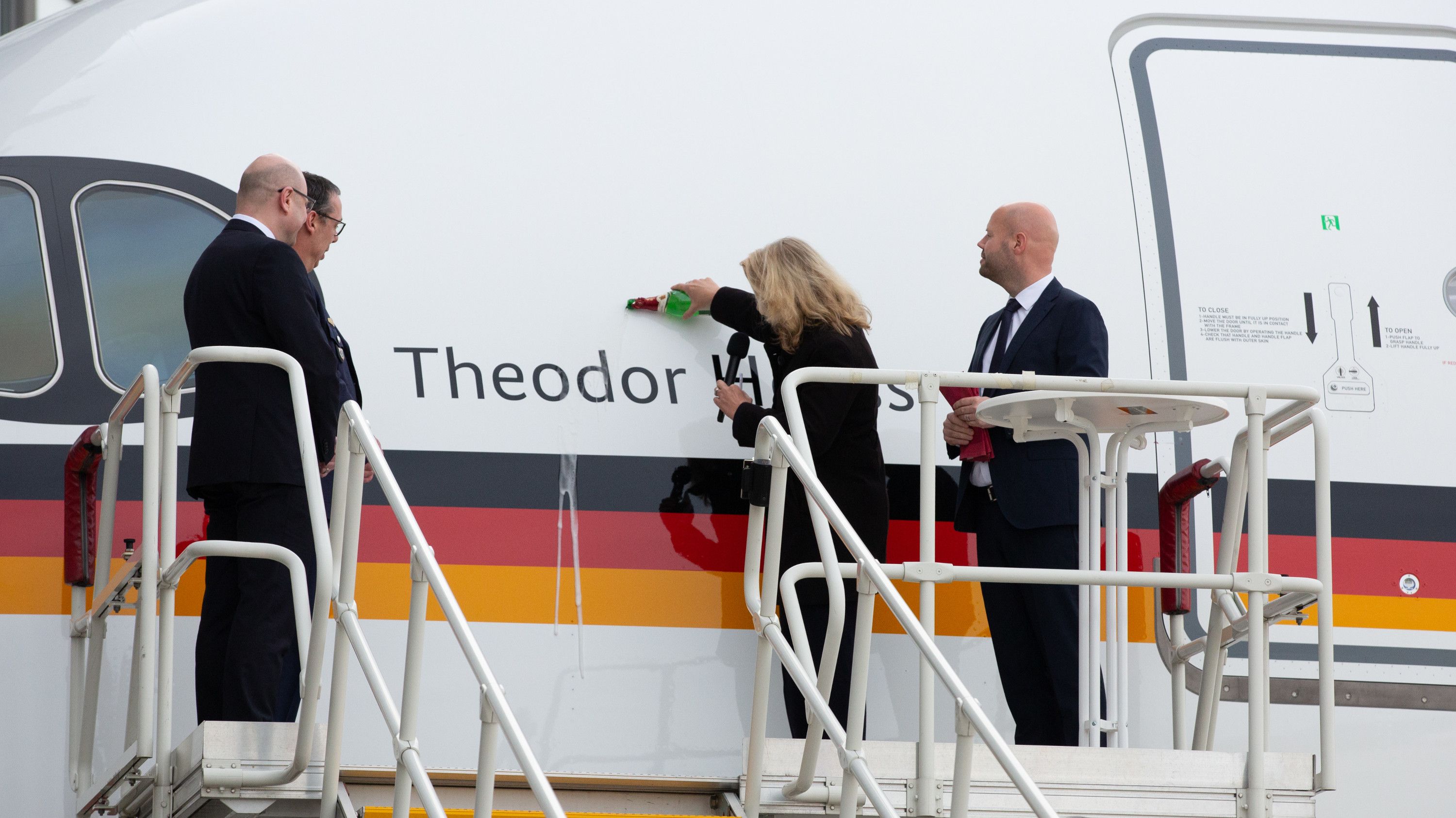 2023-03-16_PR-Image_Handover_A350_10-02_01-3000px_Copyright_Lufthansa-Technik