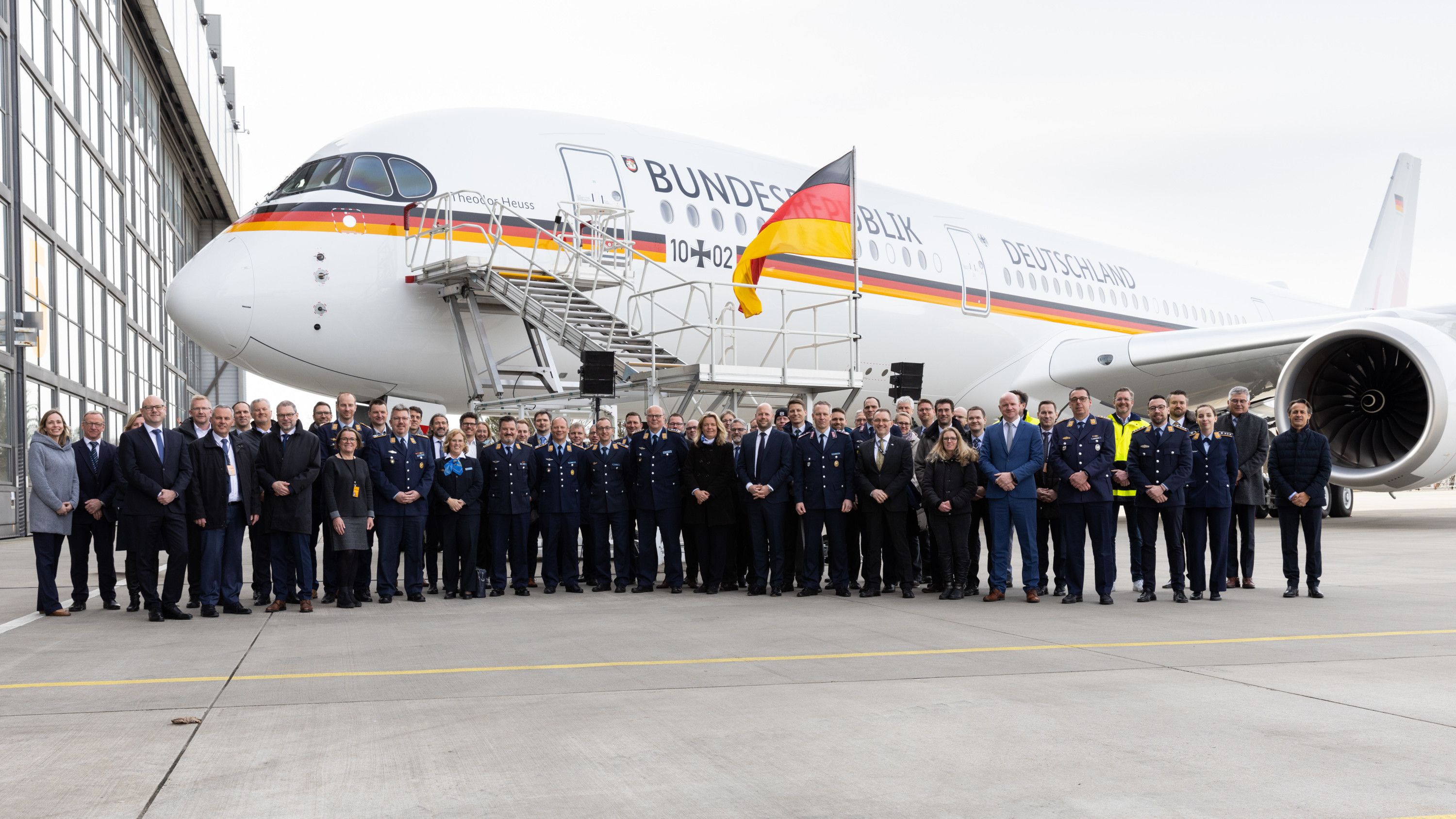 2023-03-16_PR-Image_Handover_A350_10-02_02-3000px_Copyright_Lufthansa-Technik-1