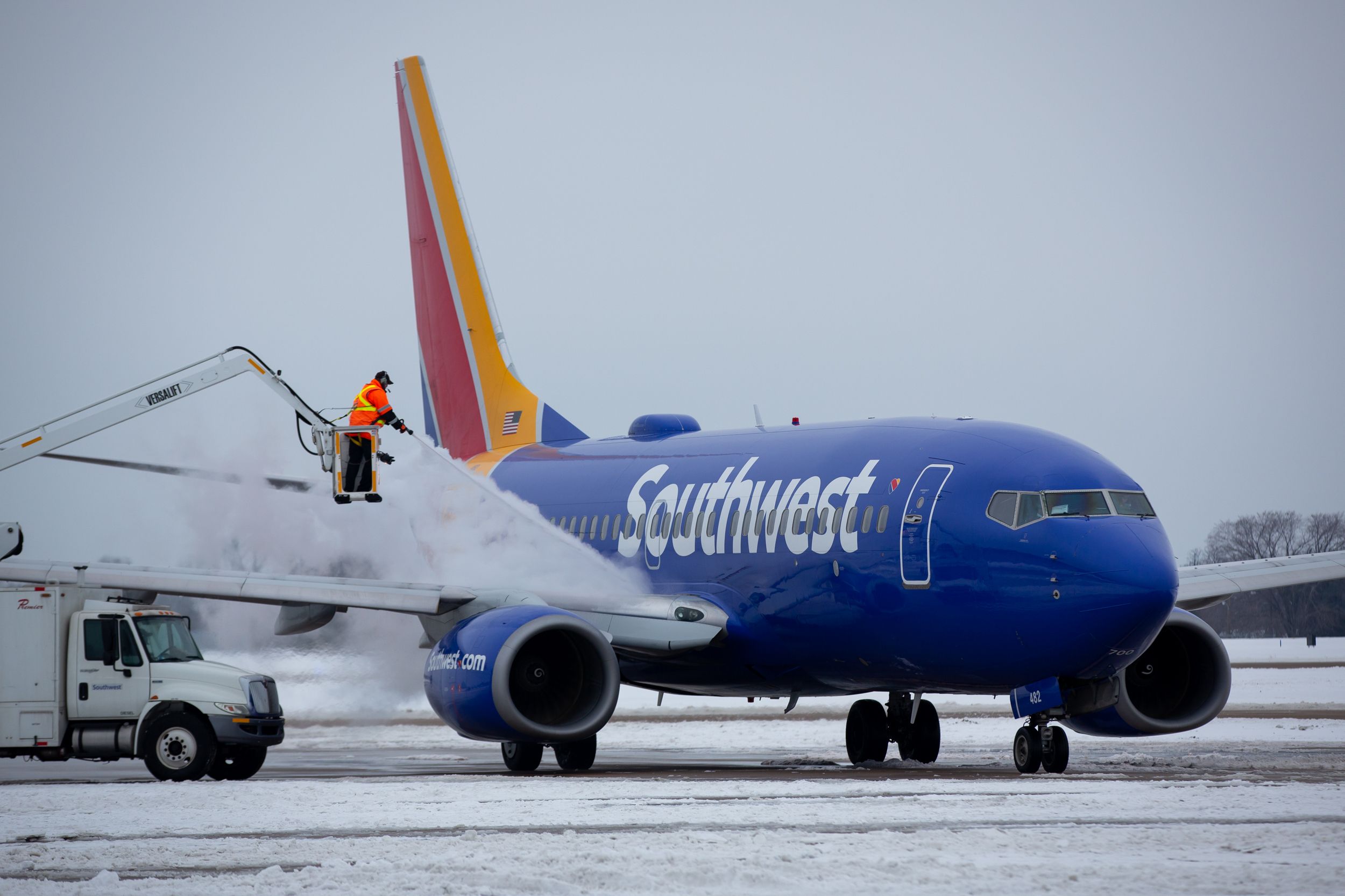 210217DAL_snow-WEB29-source - Southwest Employees working through winter operations and deicing