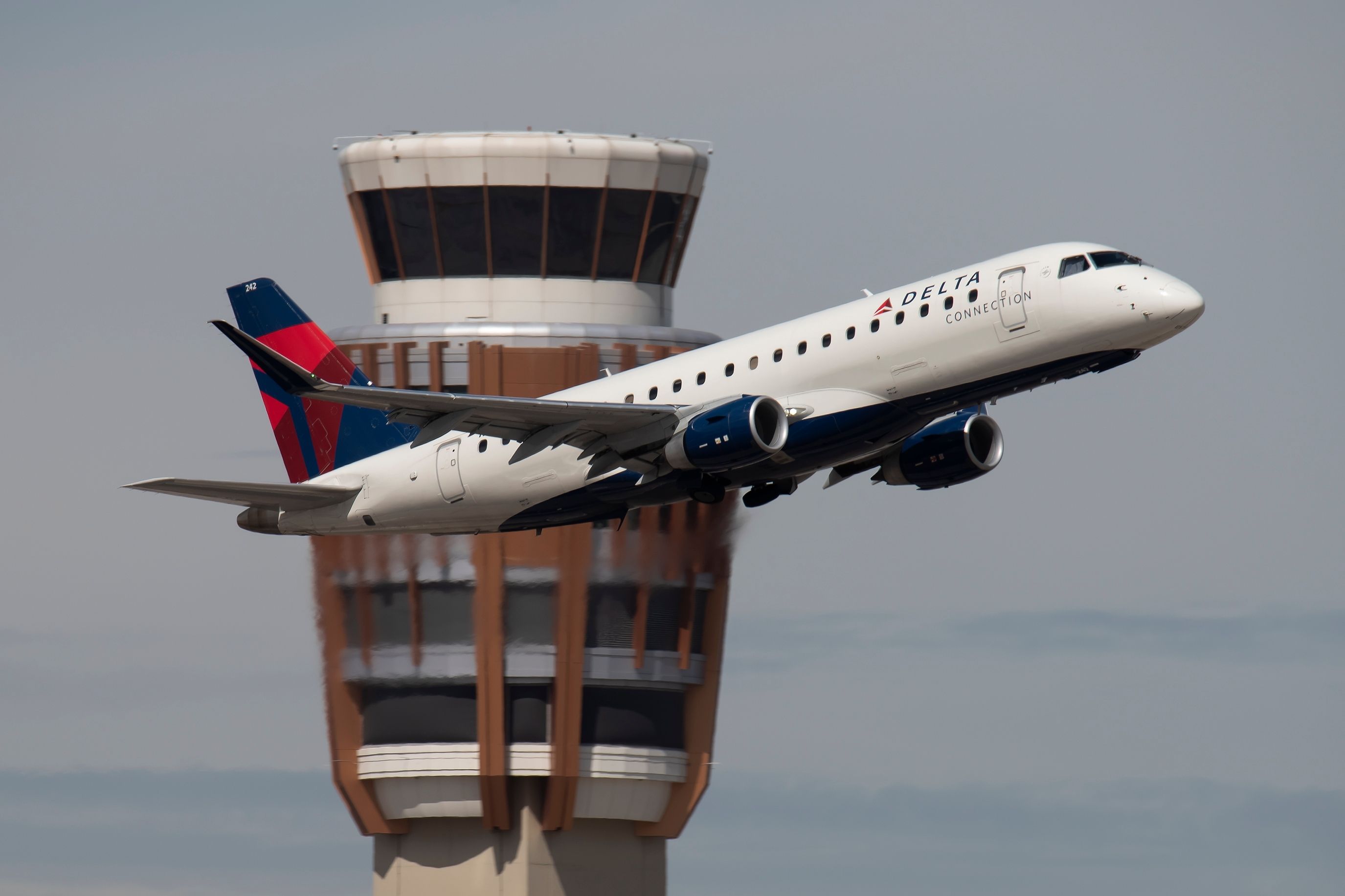 A Delta Connection ERJ-175 flying from Phonix 