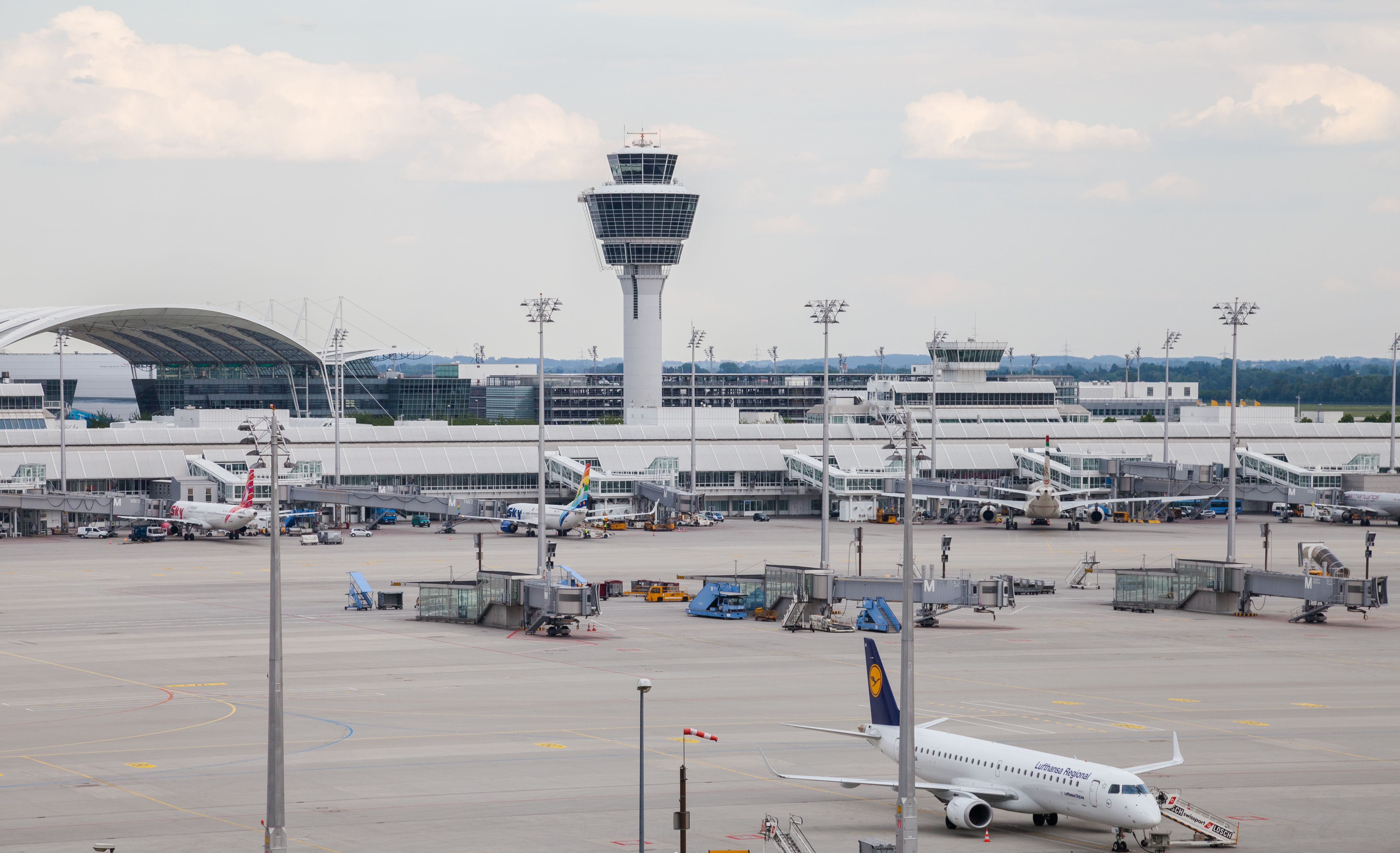 Photo of the Munich Airport, with many parked aircraft.