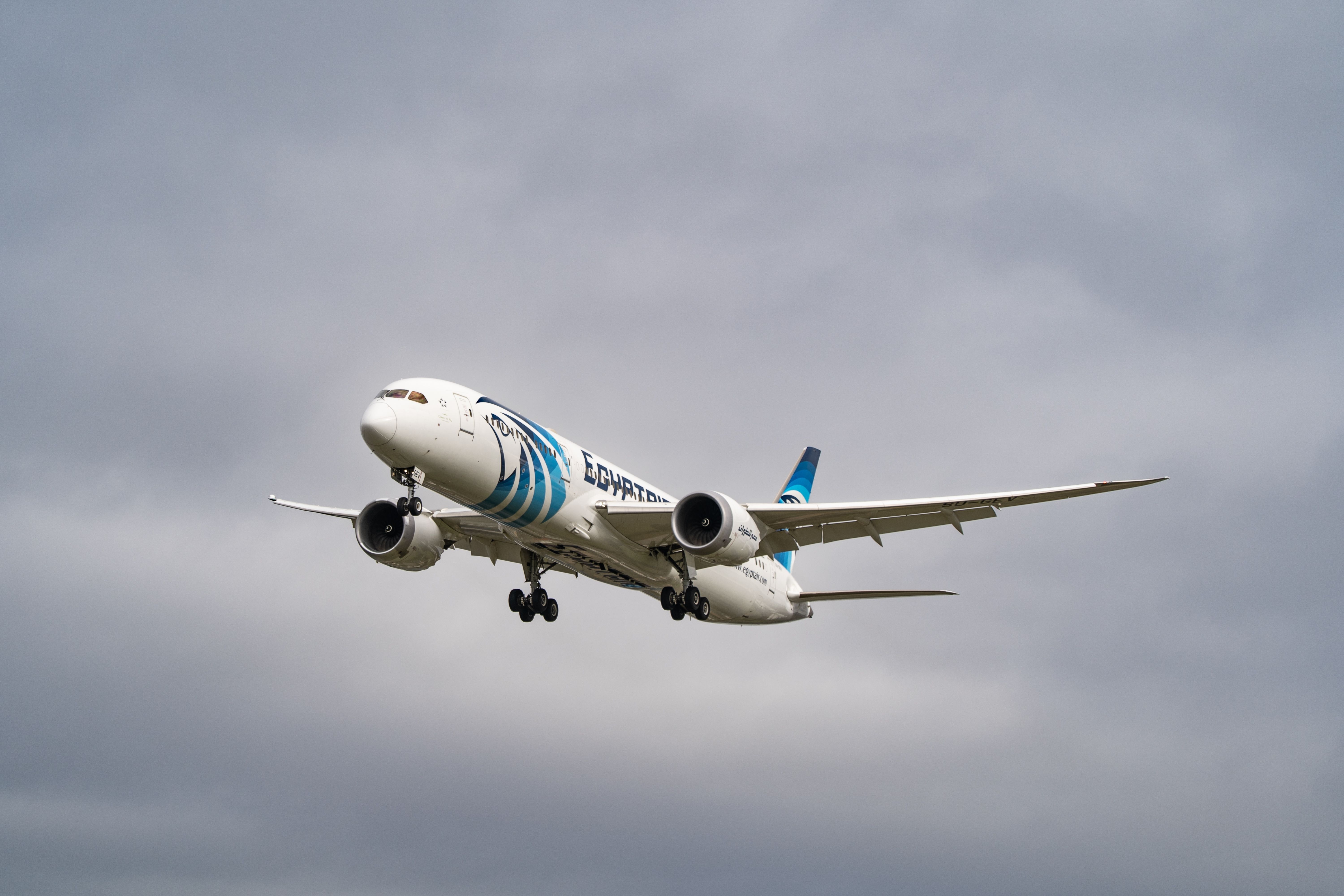 An Egyptair Boeing 787-9 landing in London Heathrow 