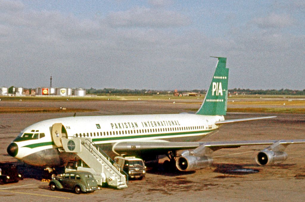 PIA Boeing 720