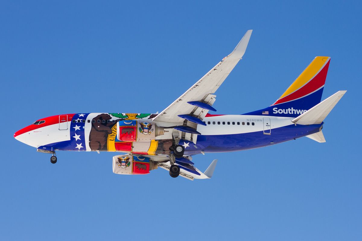 Boeing_737-700_(Southwest_Airlines)_at_Denver