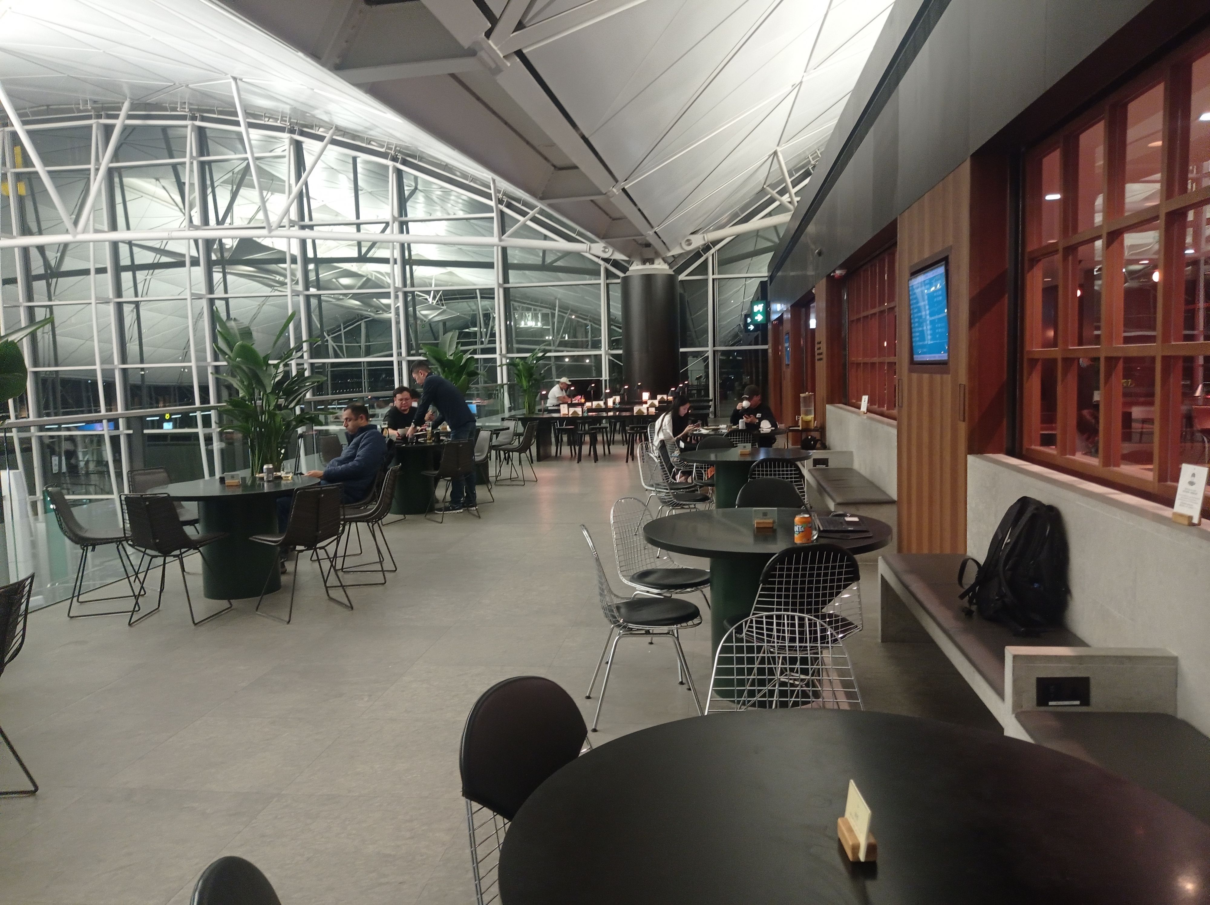 Lounge Review: Cathay Pacific The Deck Lounge in Hong Kong