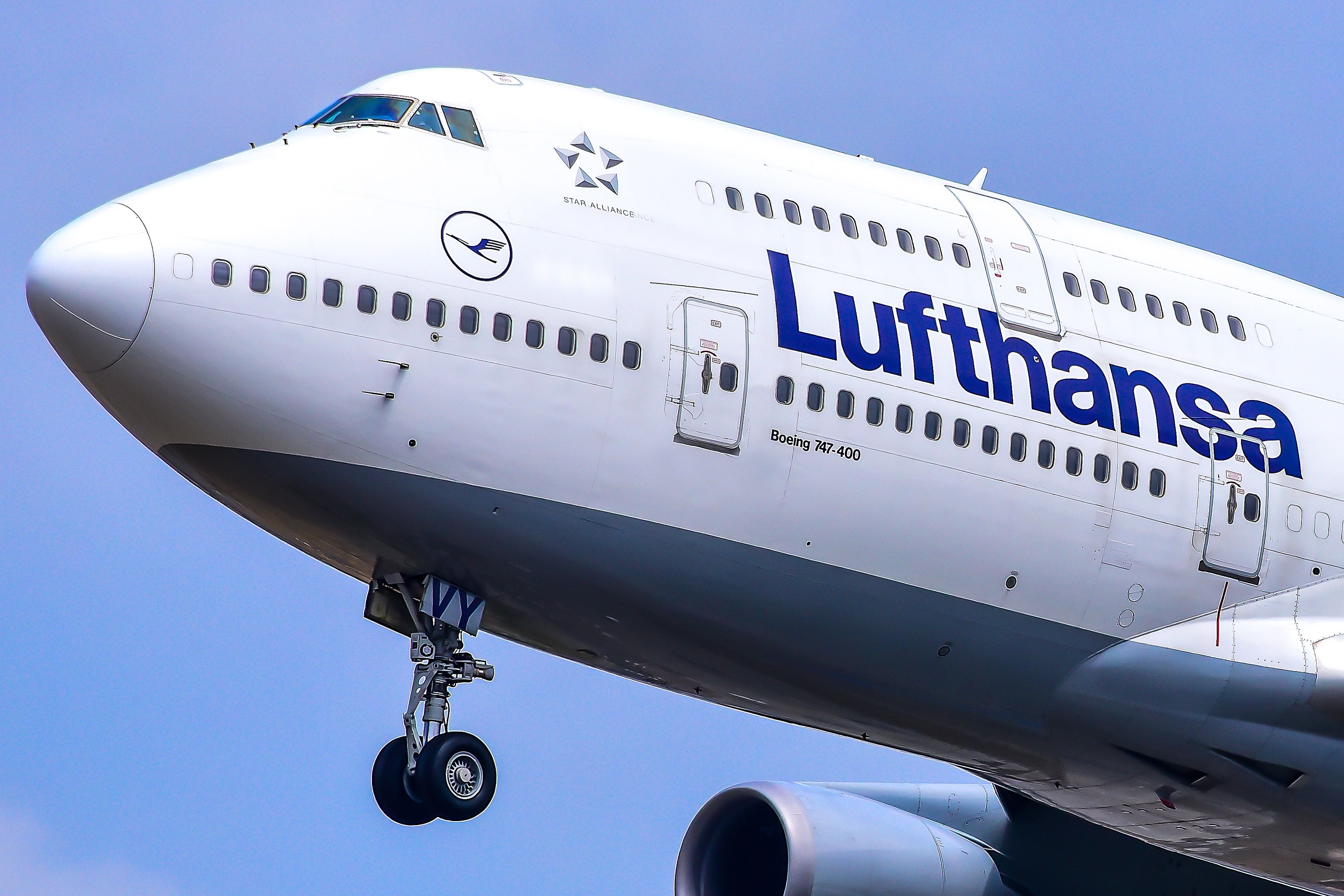 Lufthansa 747-400 landing