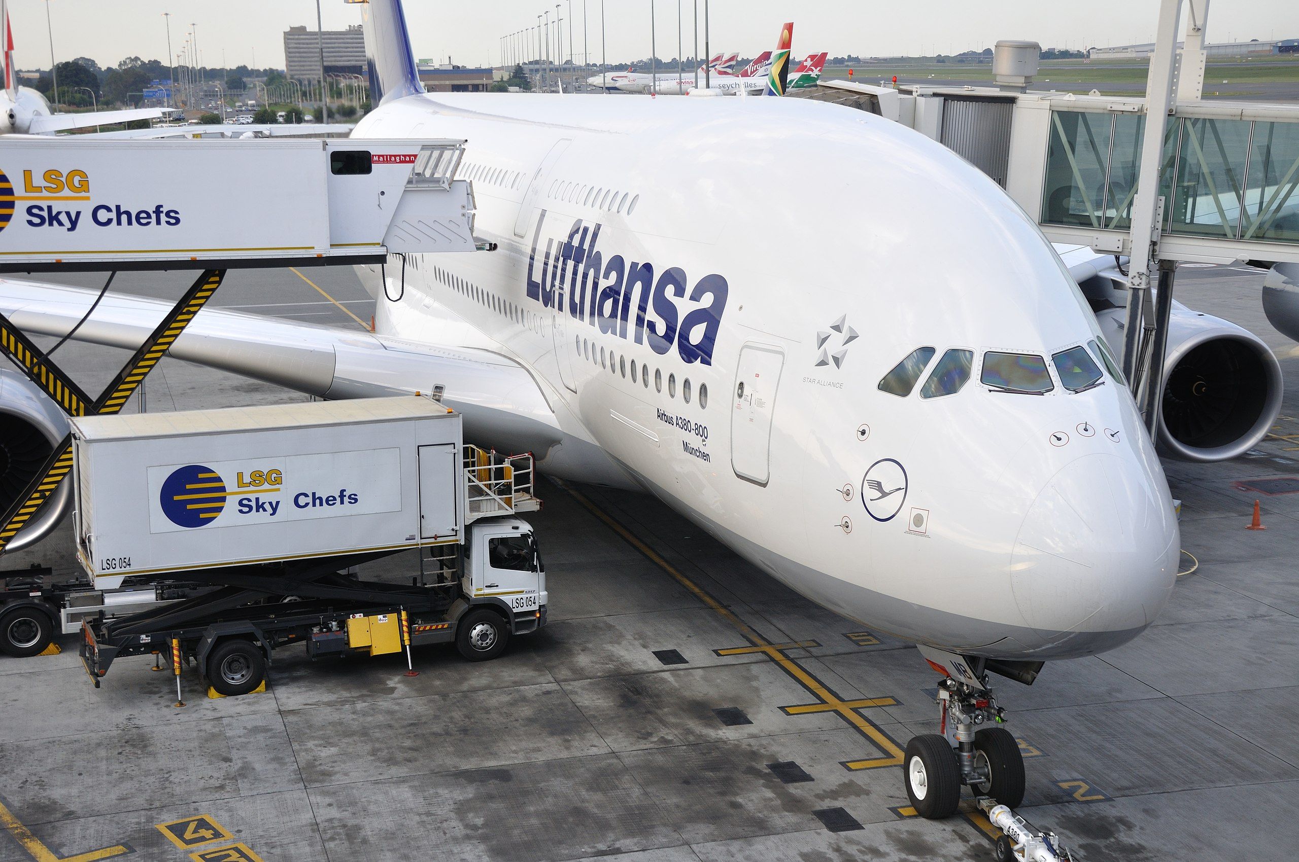 Lufthansa_A380_110211_Bonaero_Park_(6)