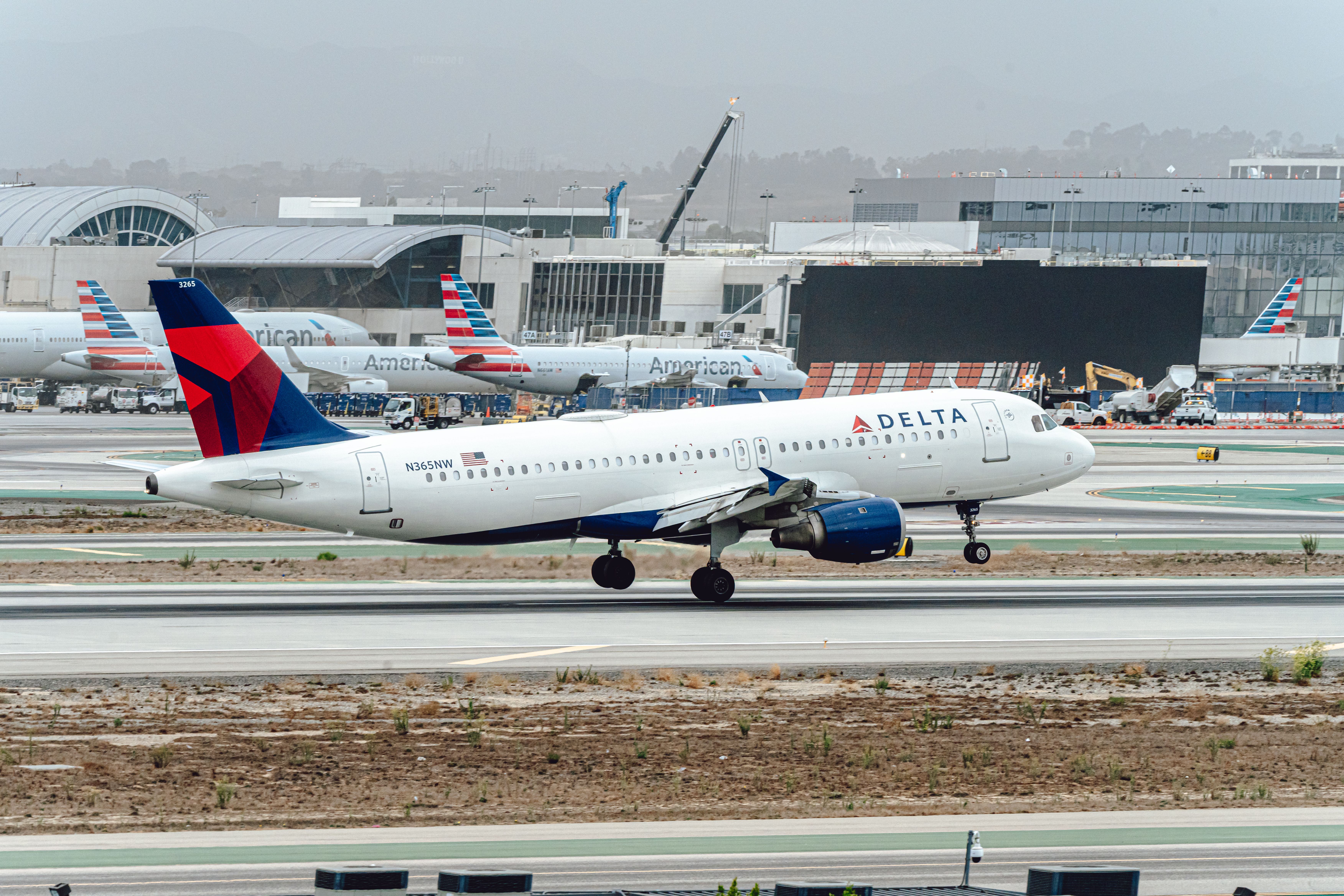 A Delta Air Lines Airbus A320 landing at LAX.