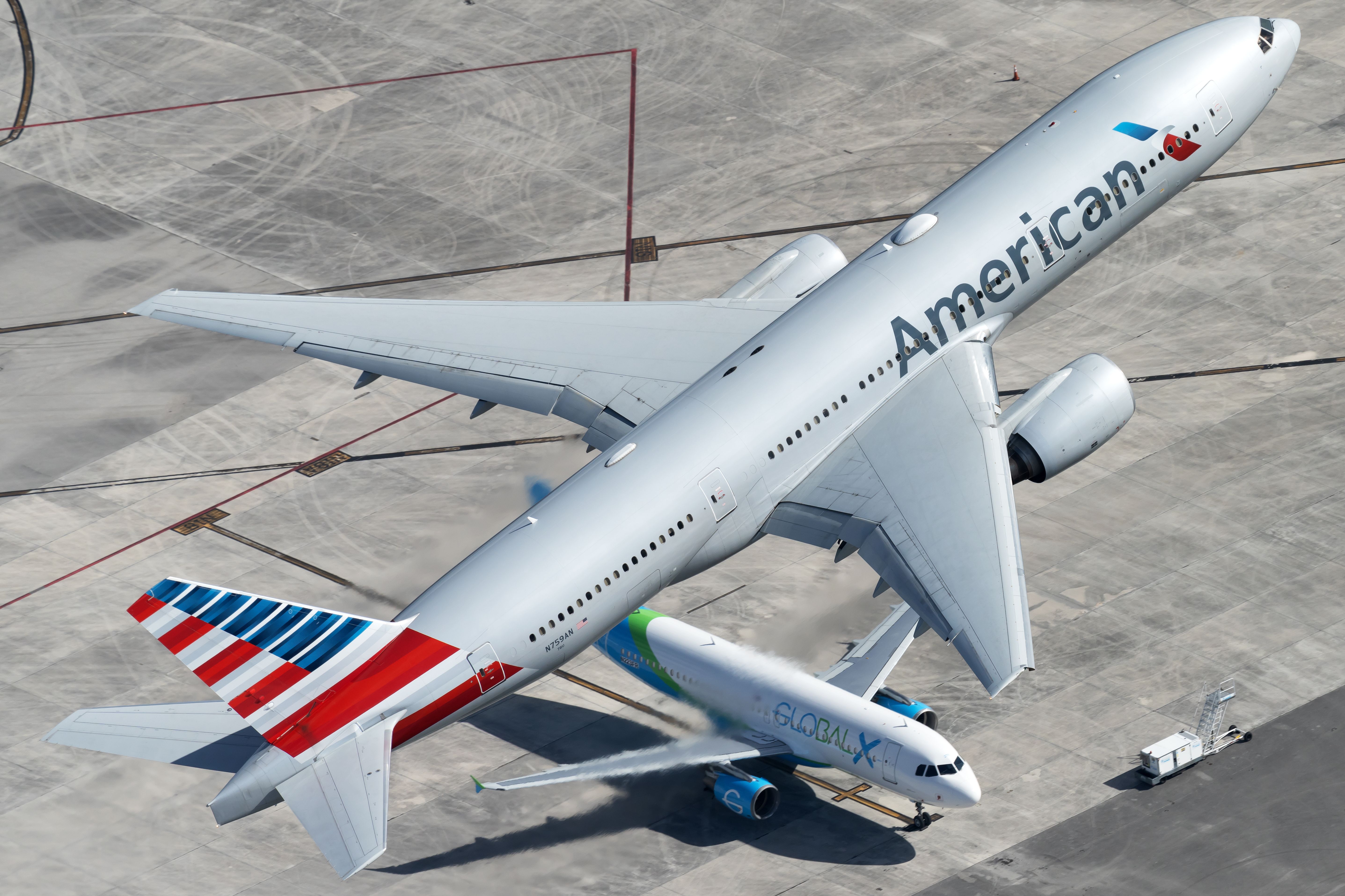 N759AN American Airlines Boeing 777-223(ER) (1)