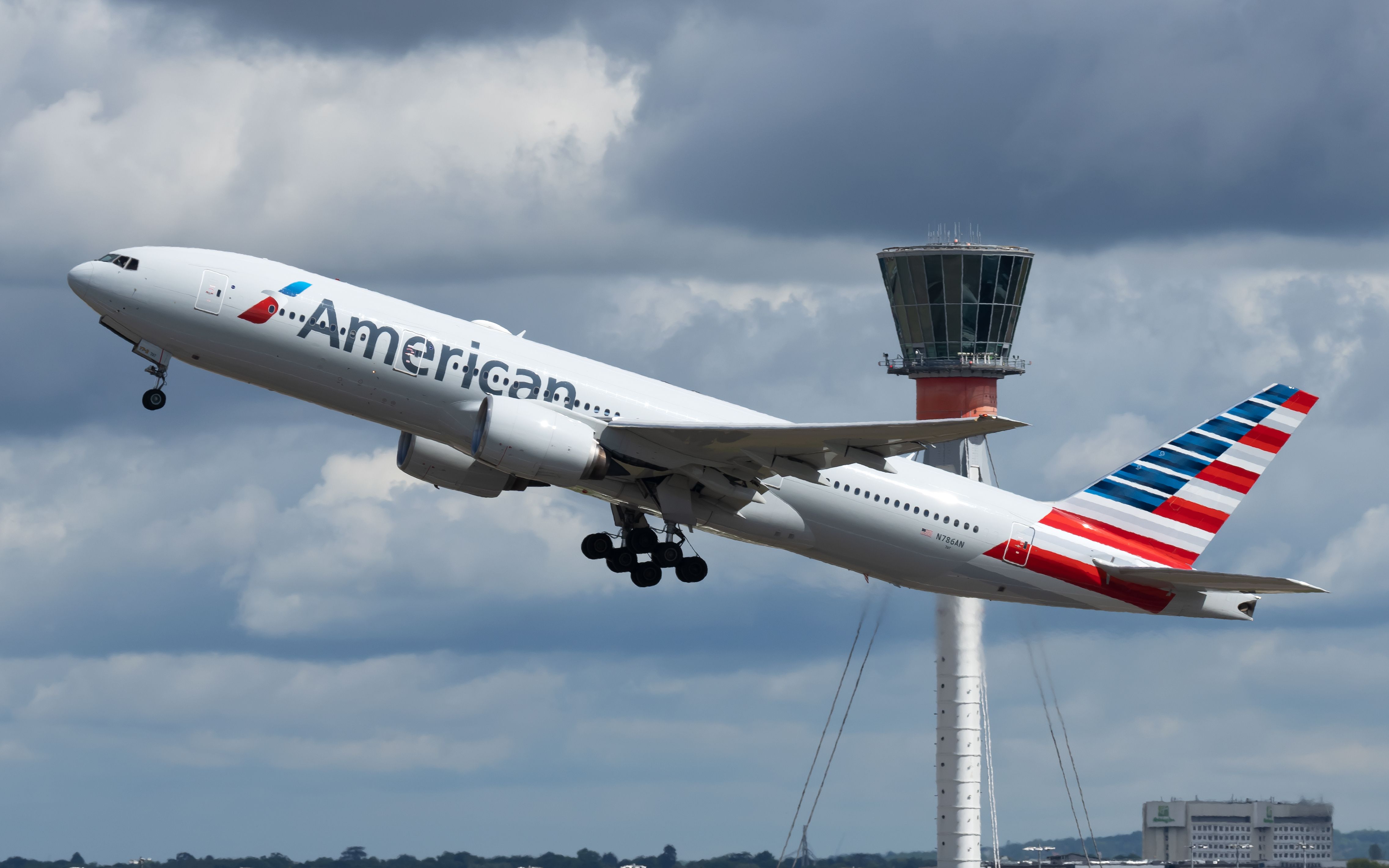 An American Airlines Boeing 777-223(ER) departing London Heathrow.