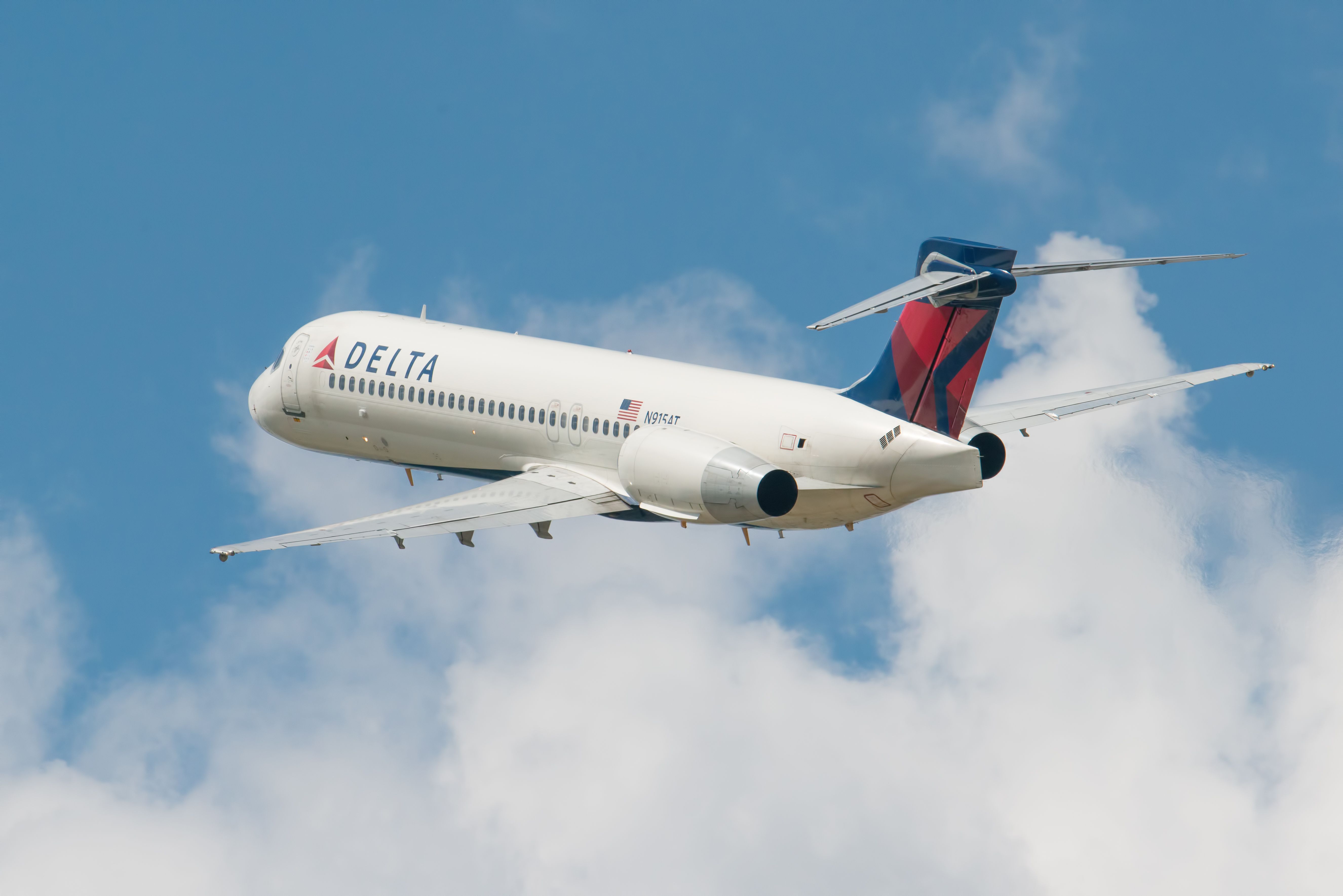 Delta Air Lines Boeing 717-200 departing. 