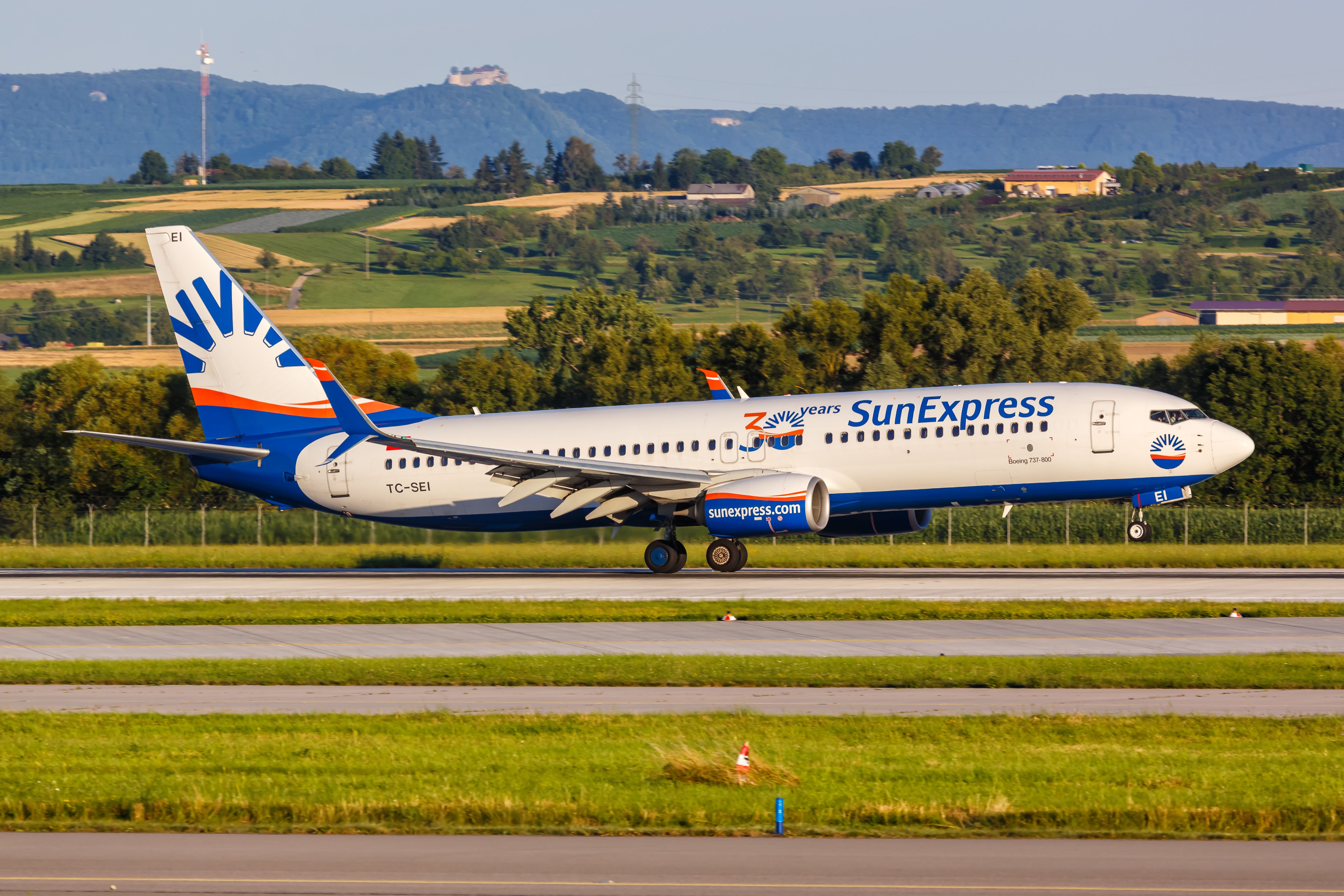 SunExpress Boeing 737-800 landing.