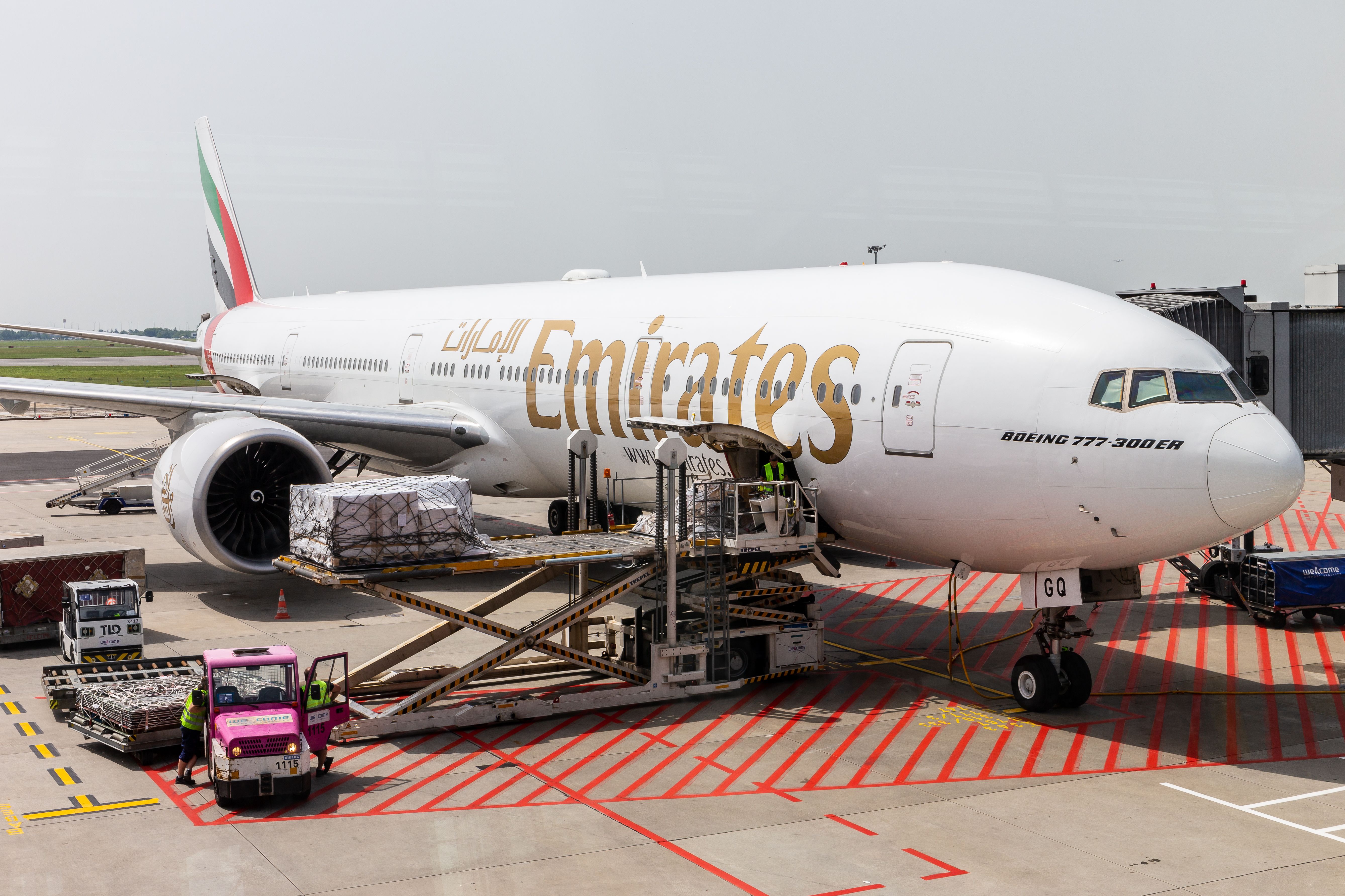 Emirates Boeing 777 Loading