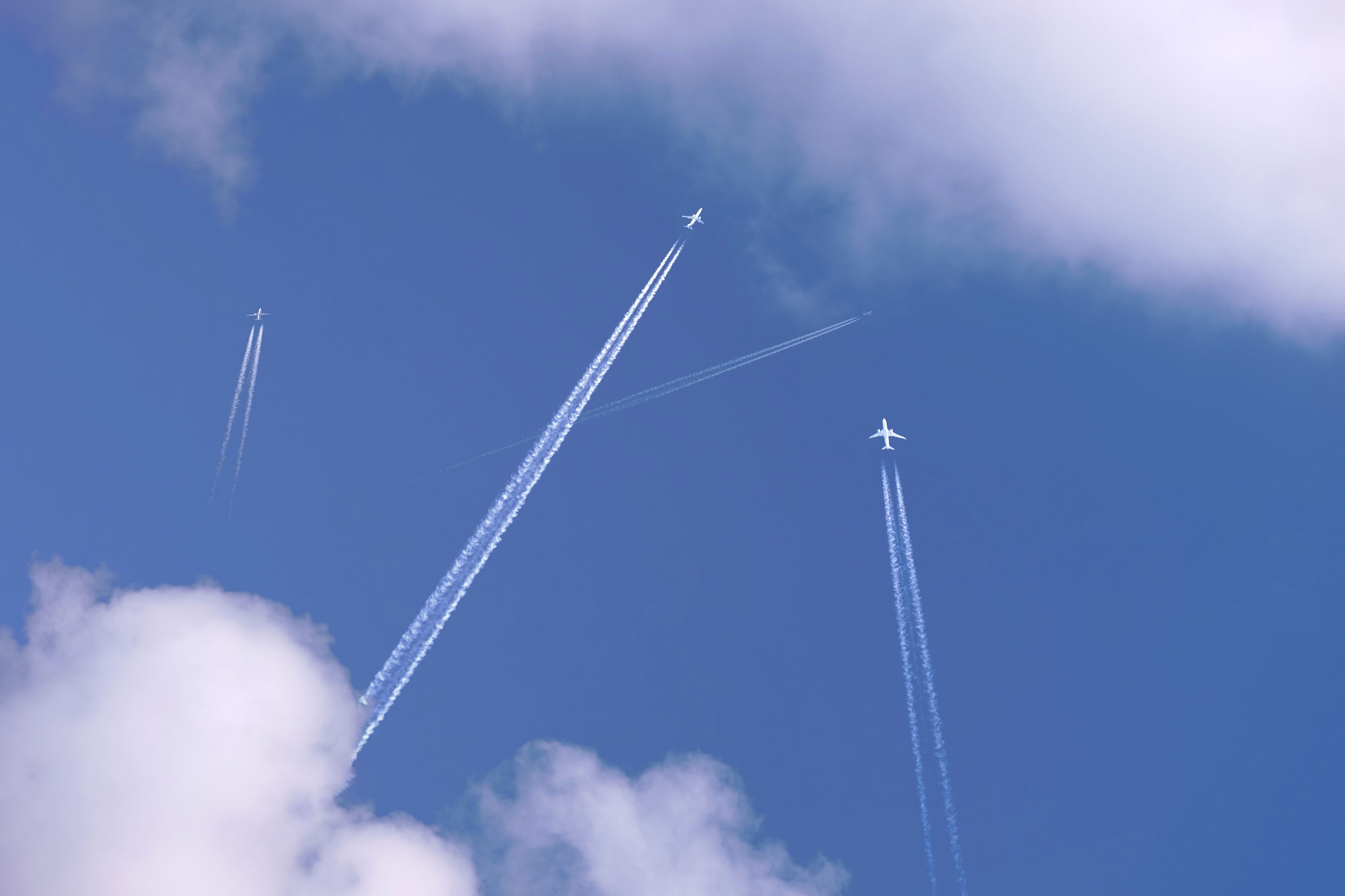 Planes passing on random routes far above.