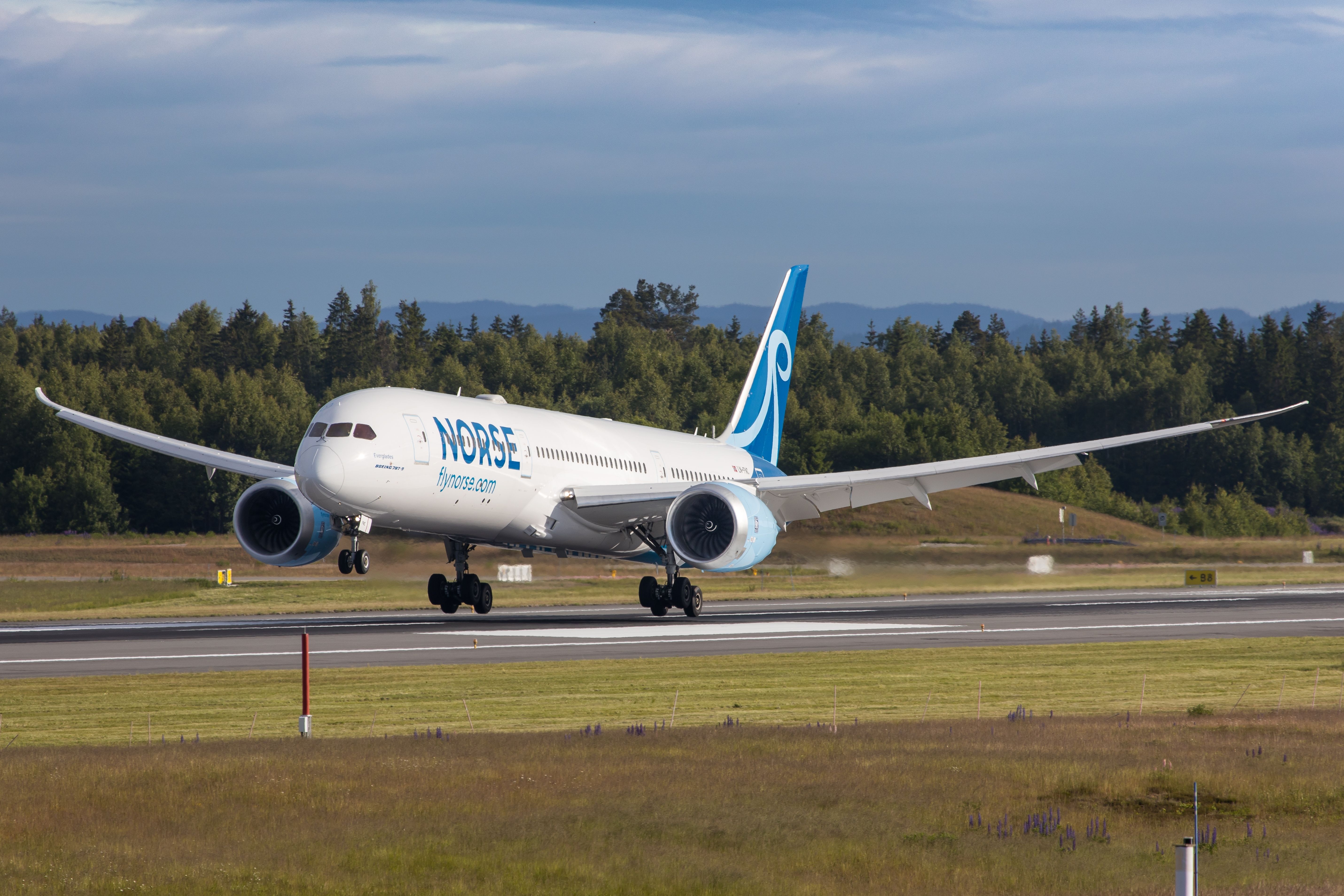 A Norse Atlantic Boeing 787 about to land.