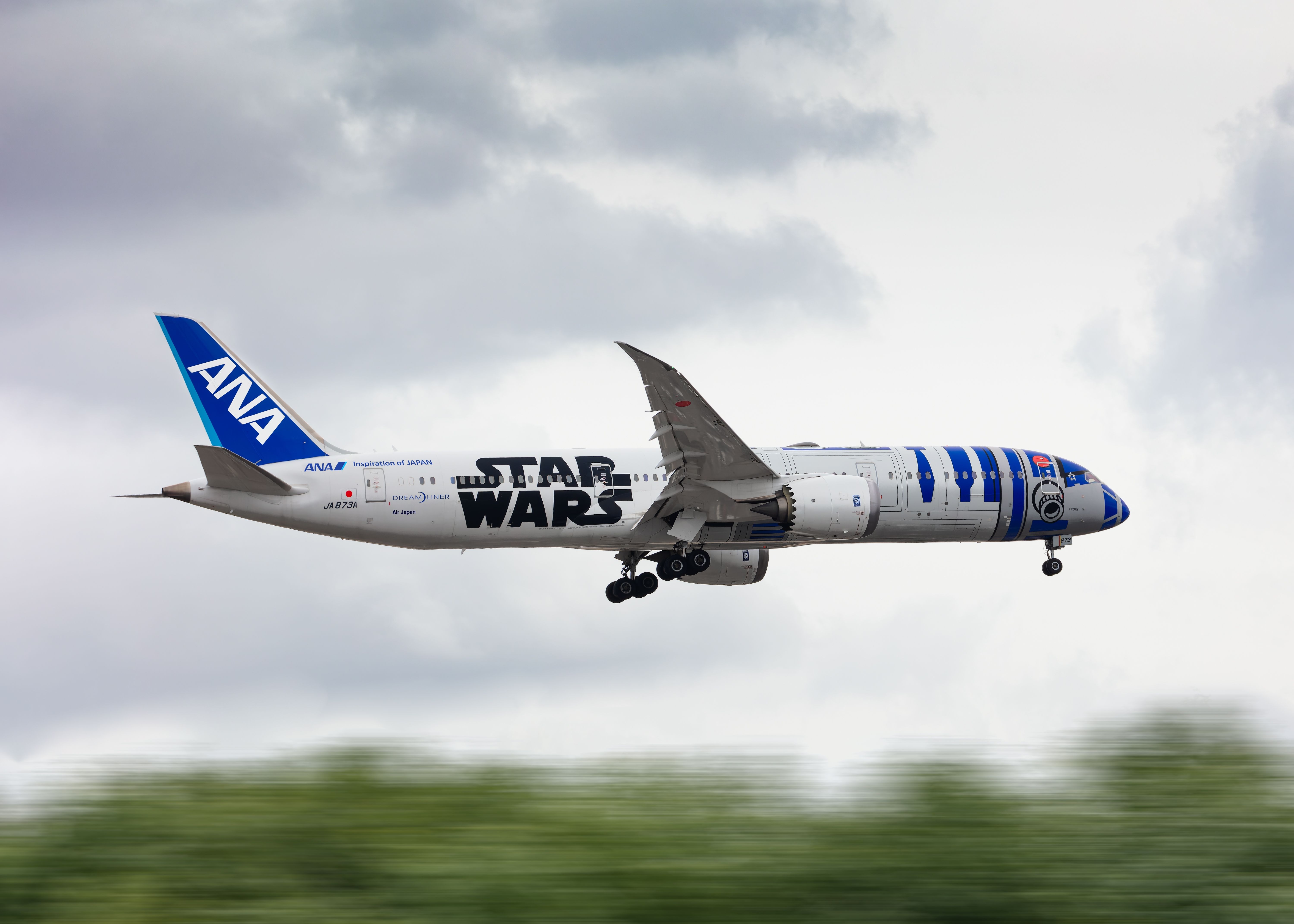 ANA Star Wars R2-D2 Boeing 787-9 Dreamliner