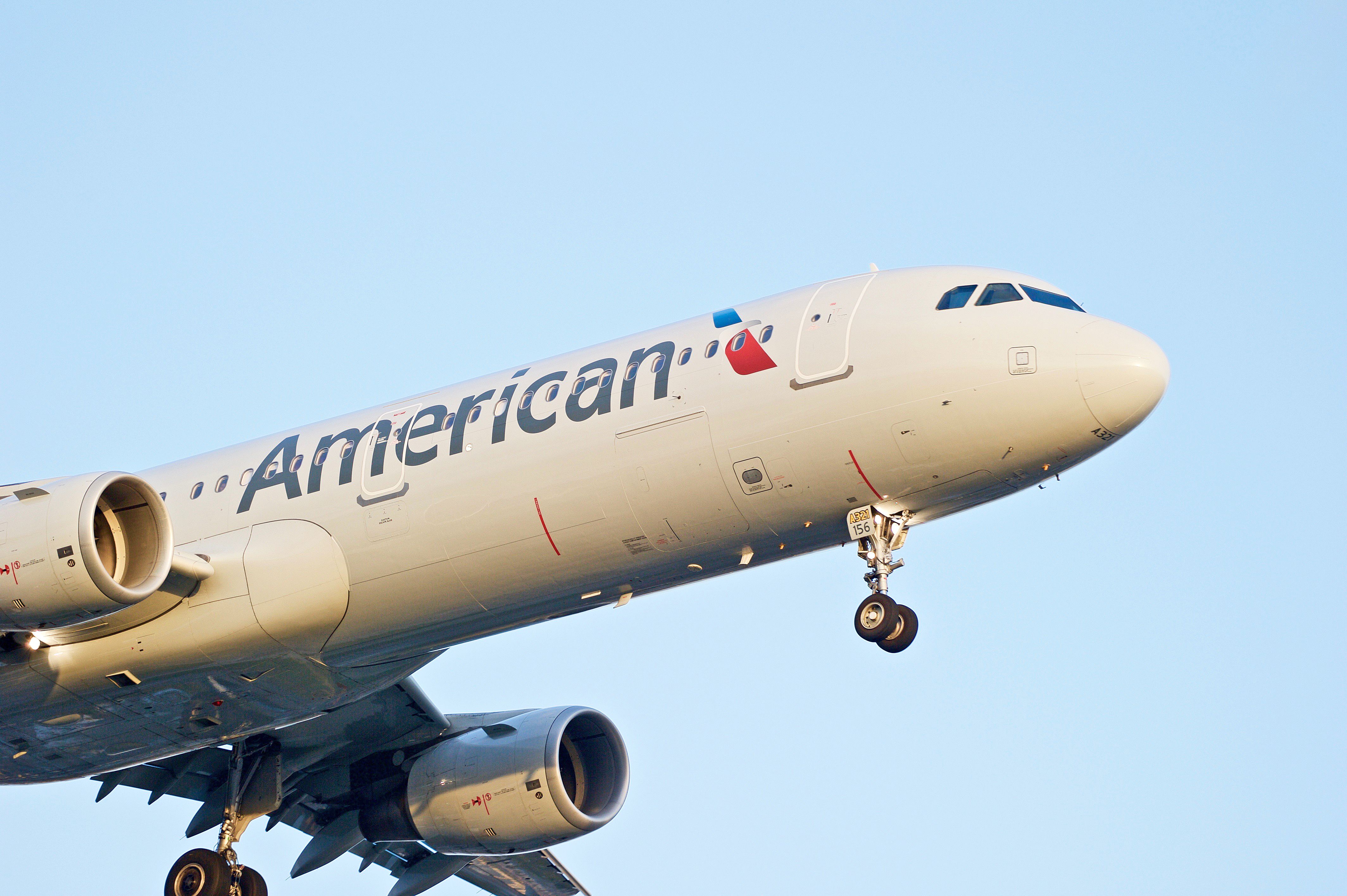 An American Airlines Airbus A321-200 landing