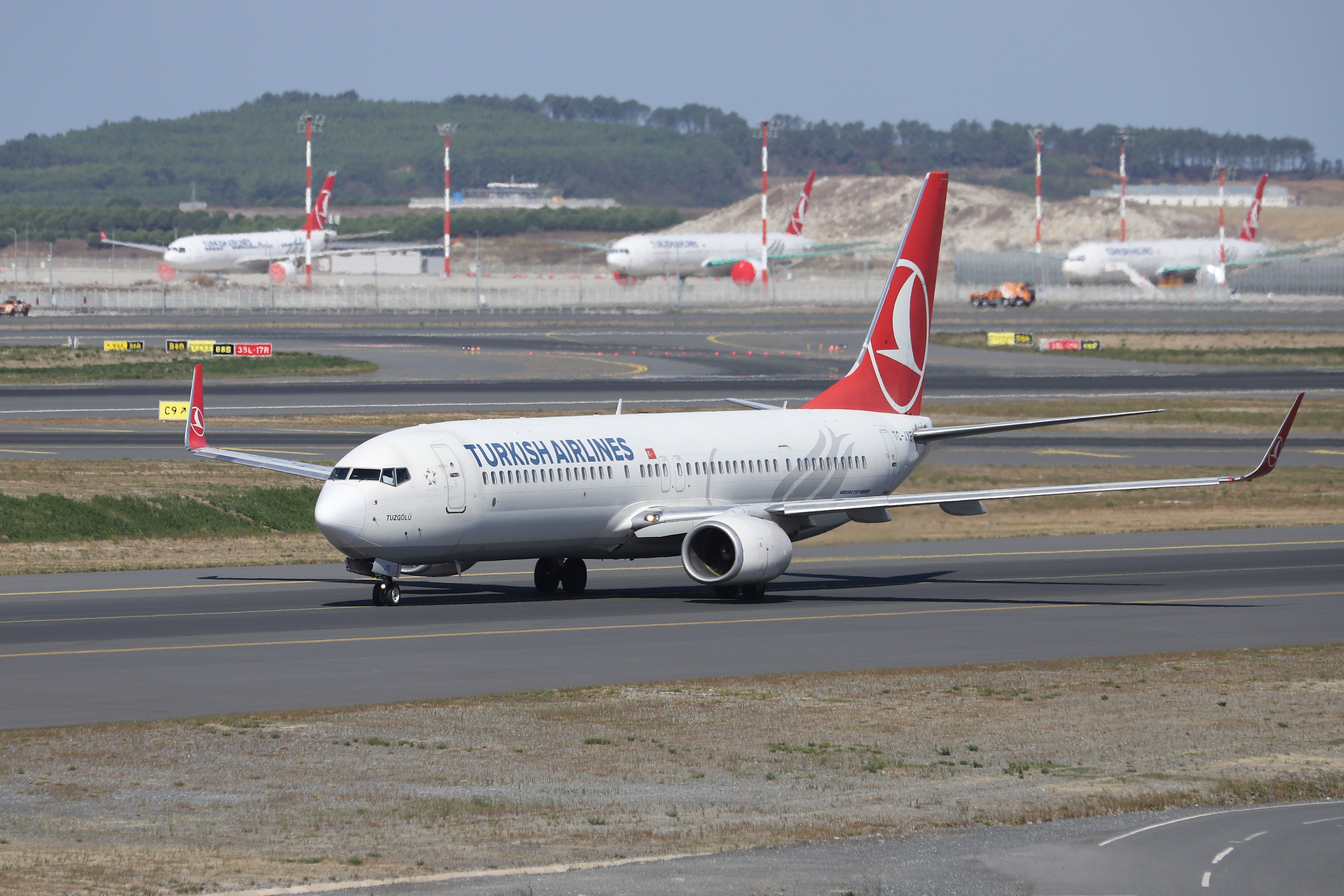 Turkish Airlines 737-900ER landing