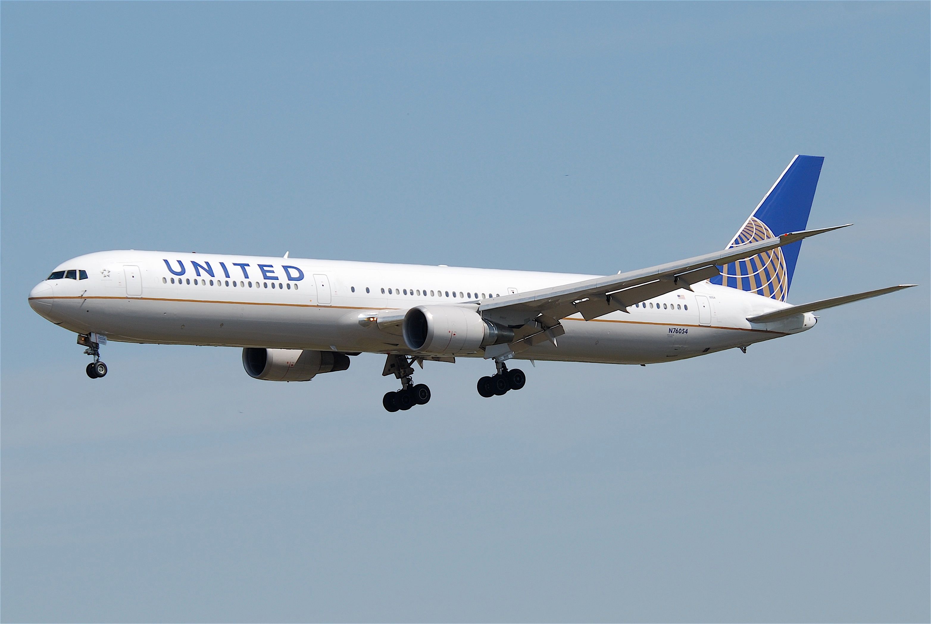United 767-400ER landing