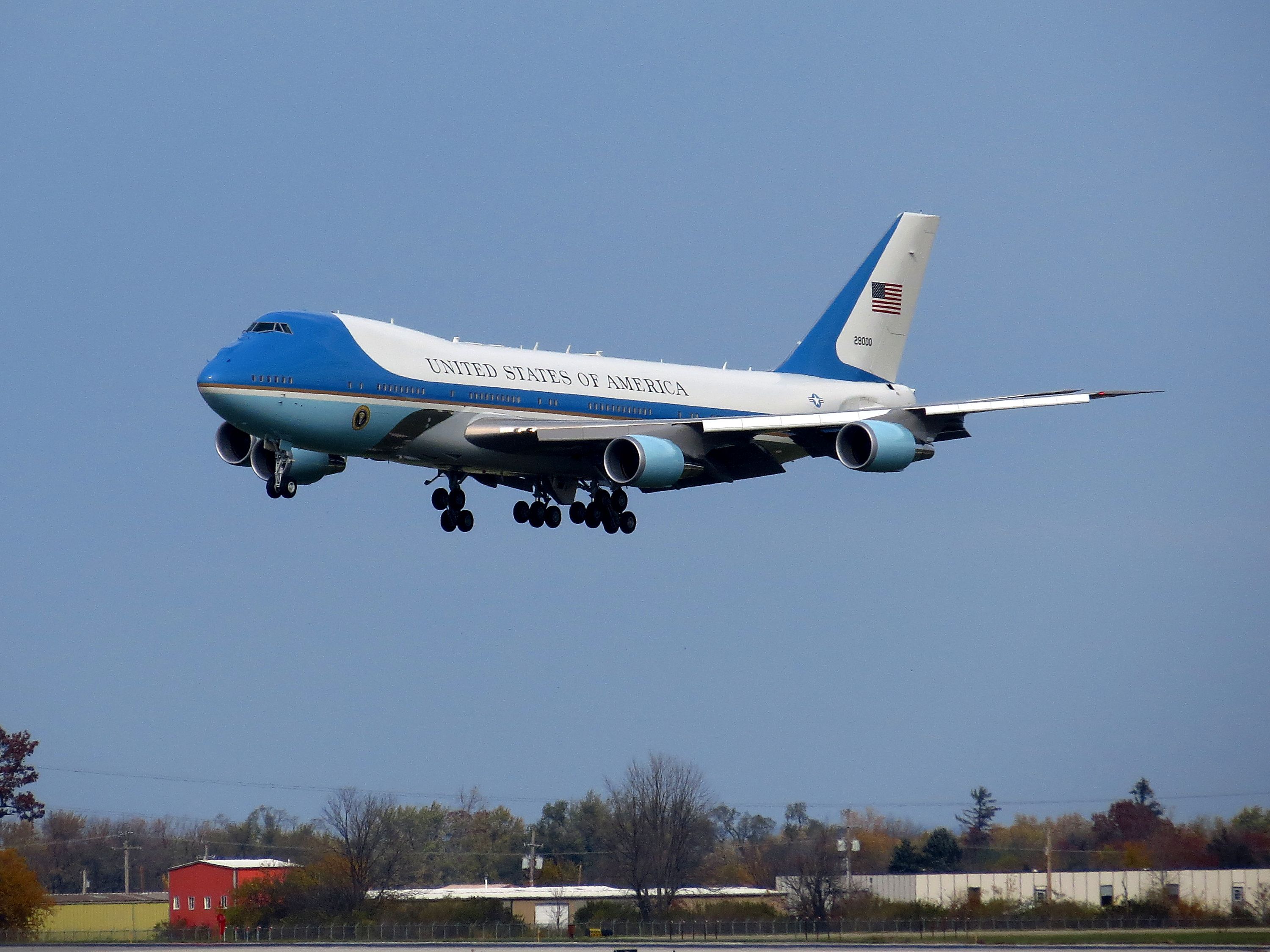 United_States_Air_Force_Boeing_VC-25_(92-9000)_landing_at_Dayton_International_Airport_(1)