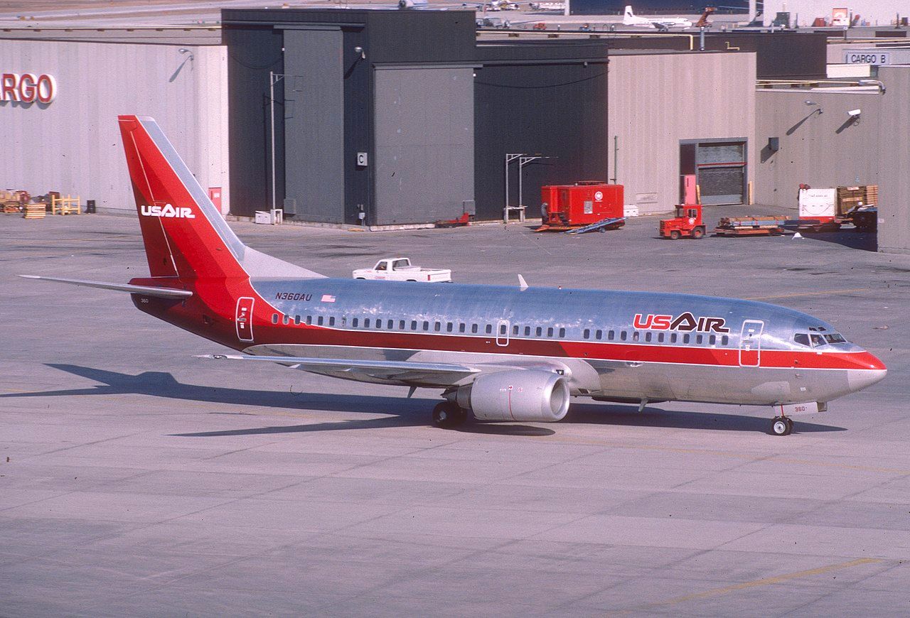 USAir_Boeing_737-300;_N360AU@YYZ,_April_1986
