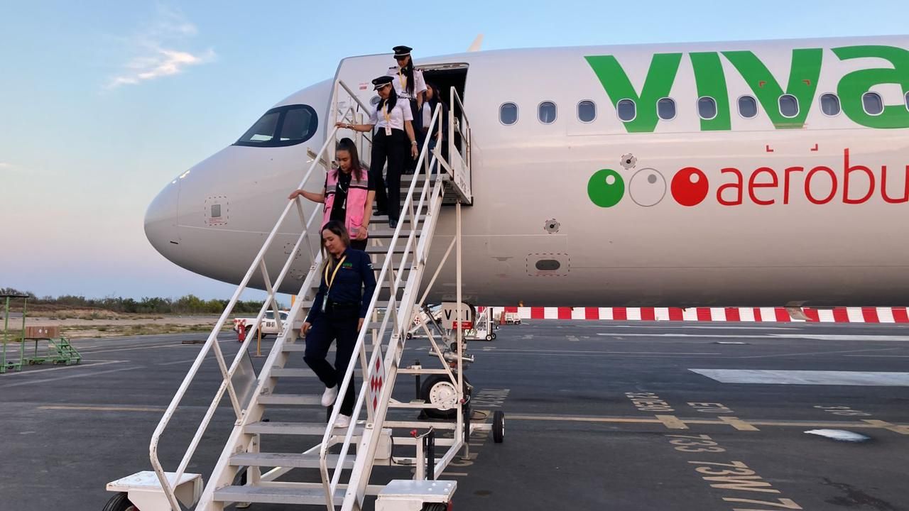 Several women descending from a Viva Aerobus plane. The 70th aircraft of this airline was delivered by an all-female crew