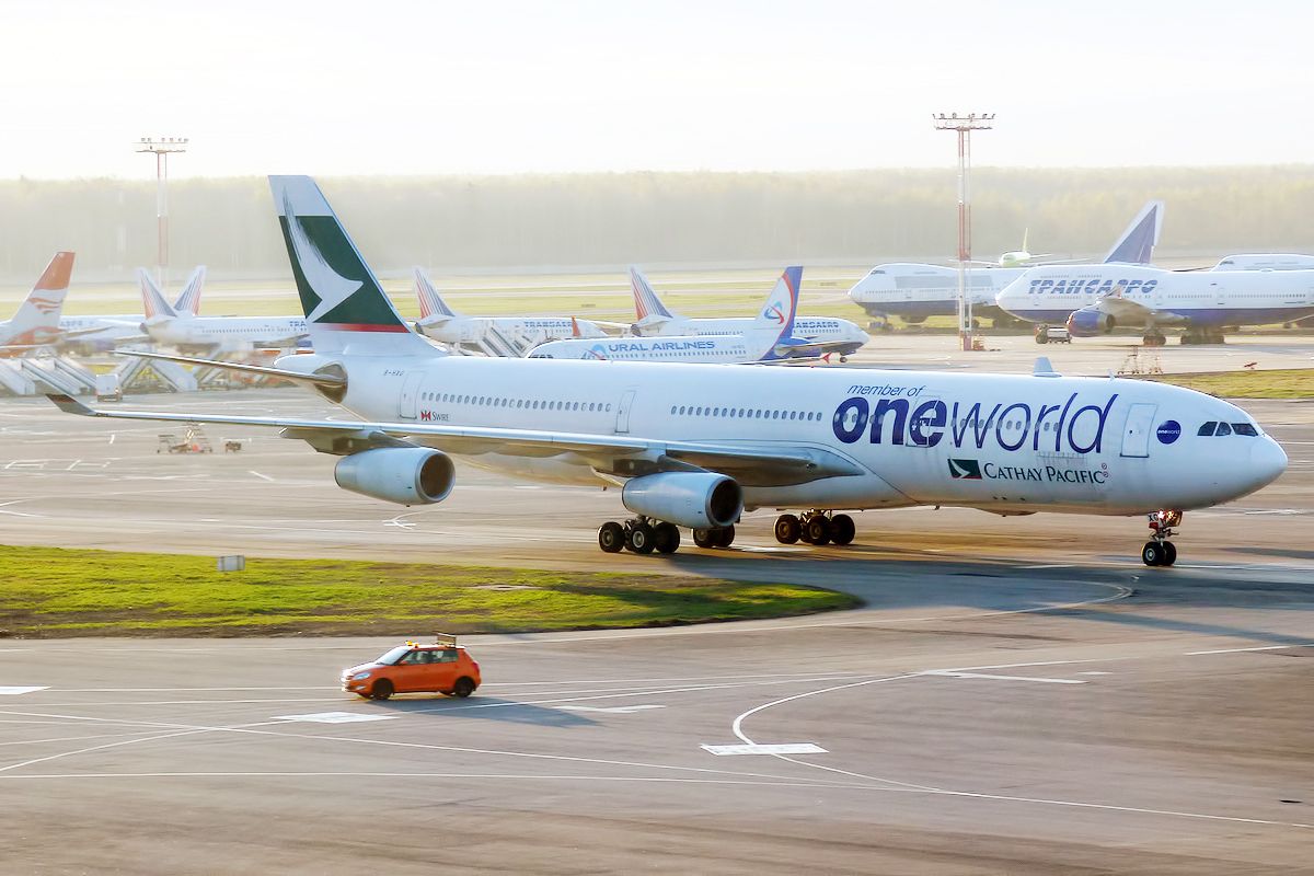 Cathay Pacific A350 in oneworld livery, taxiing.