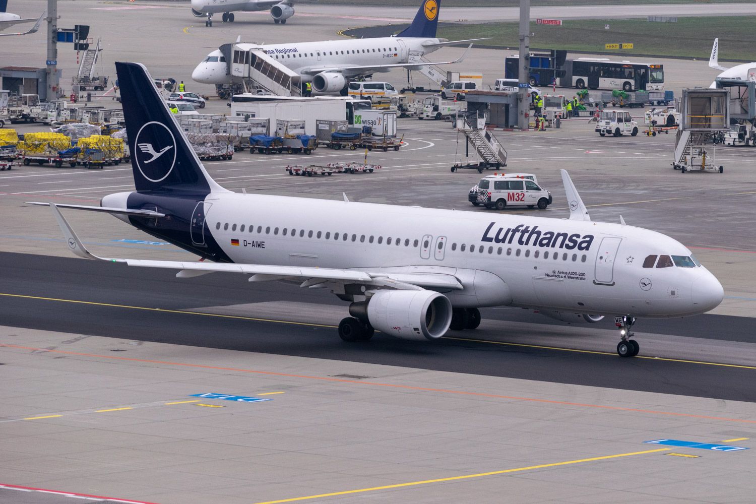 A Lufthansa A320 on the taxiway.