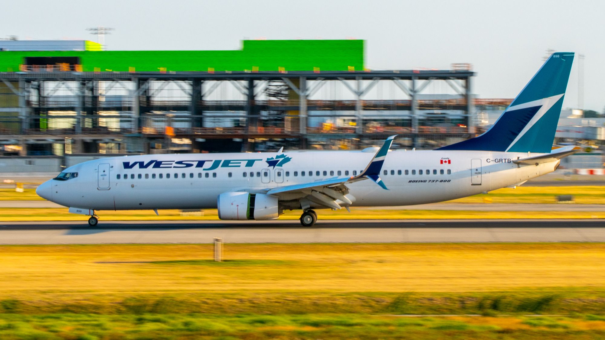 Panning Thrust Reversing WestJet Boeing 737-800