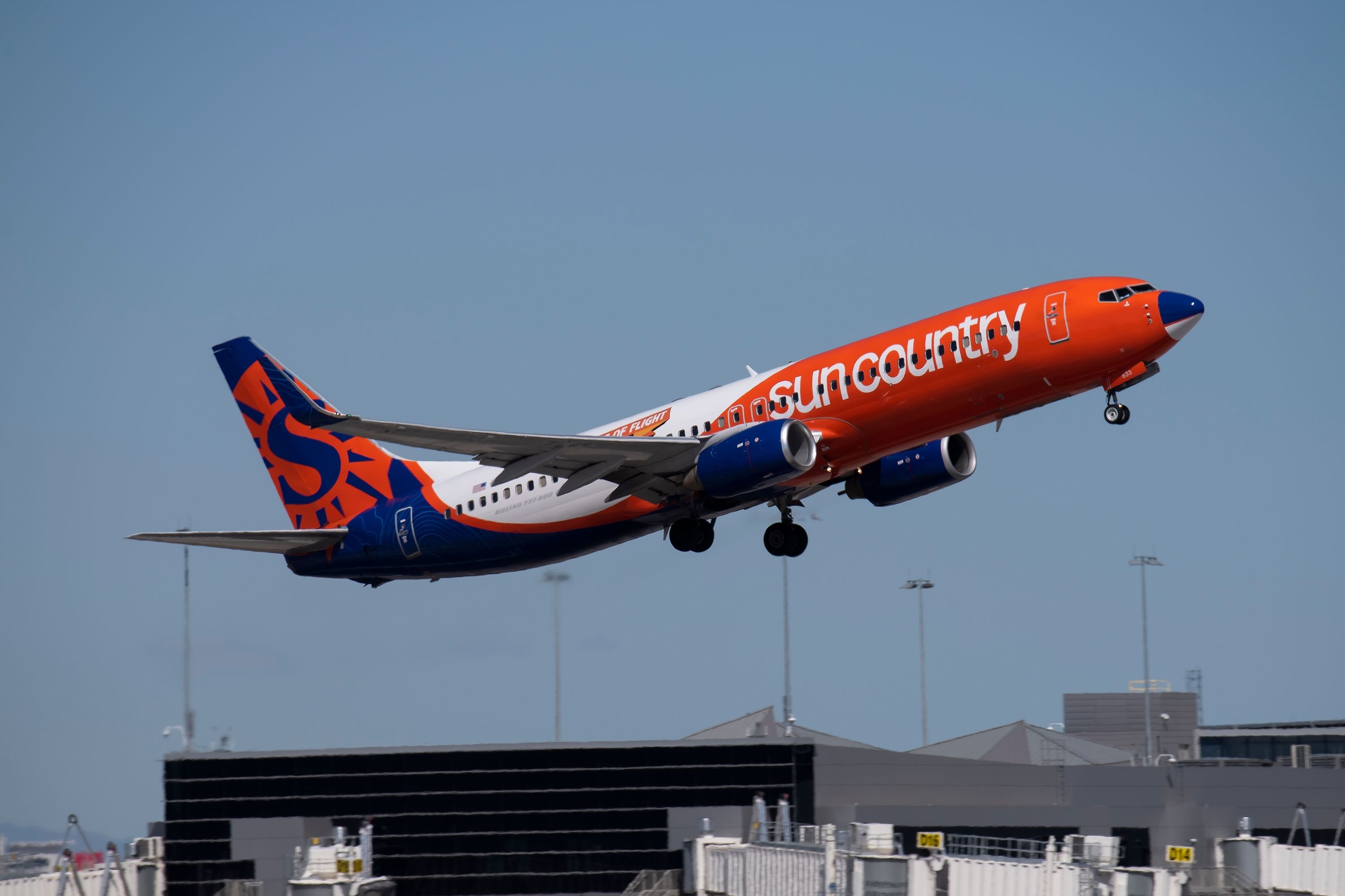 A Sun Country Boeing 737-800 departing from Phoenix 
