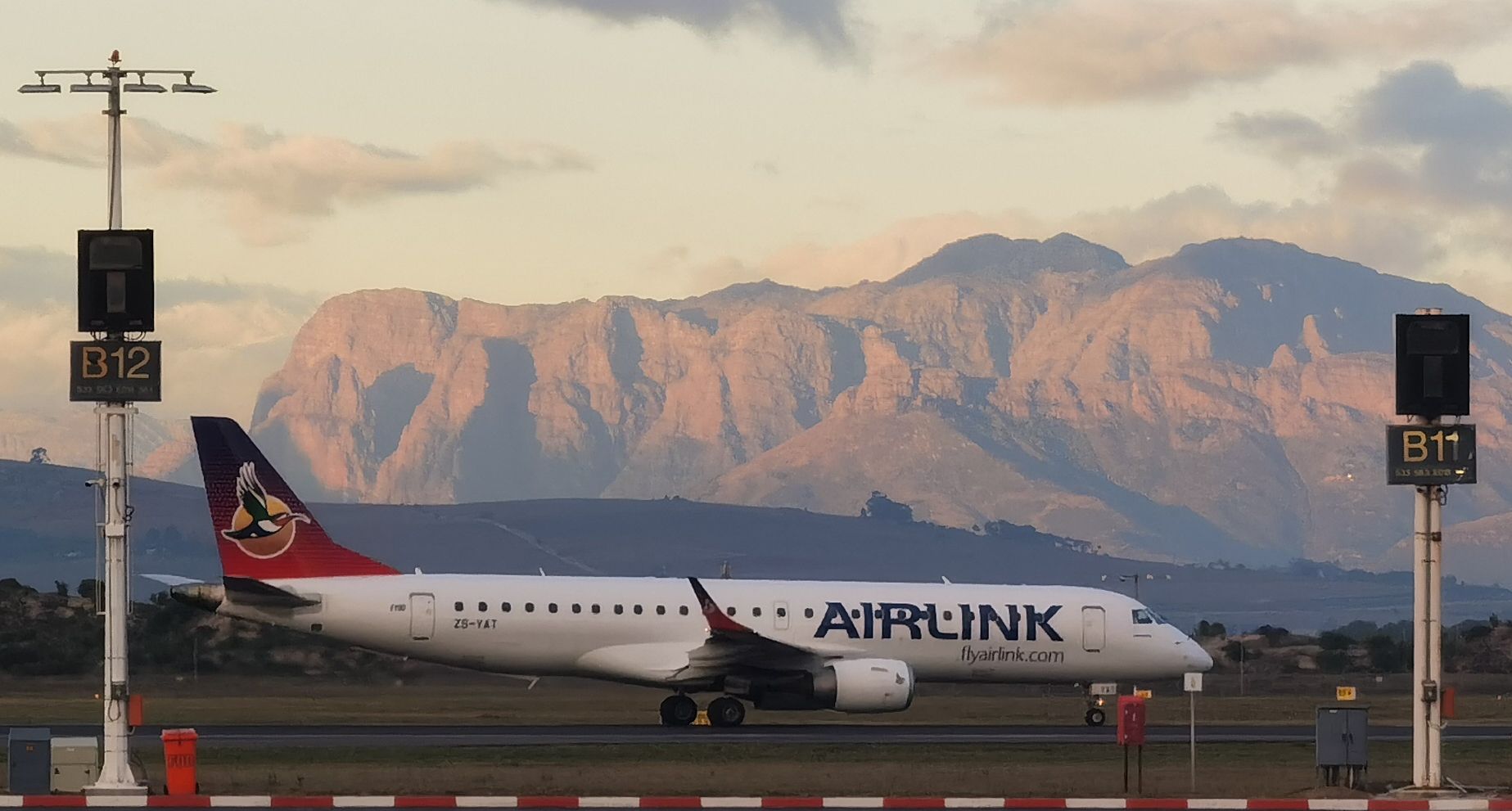 Airlink Embraer E190 at Cape Town